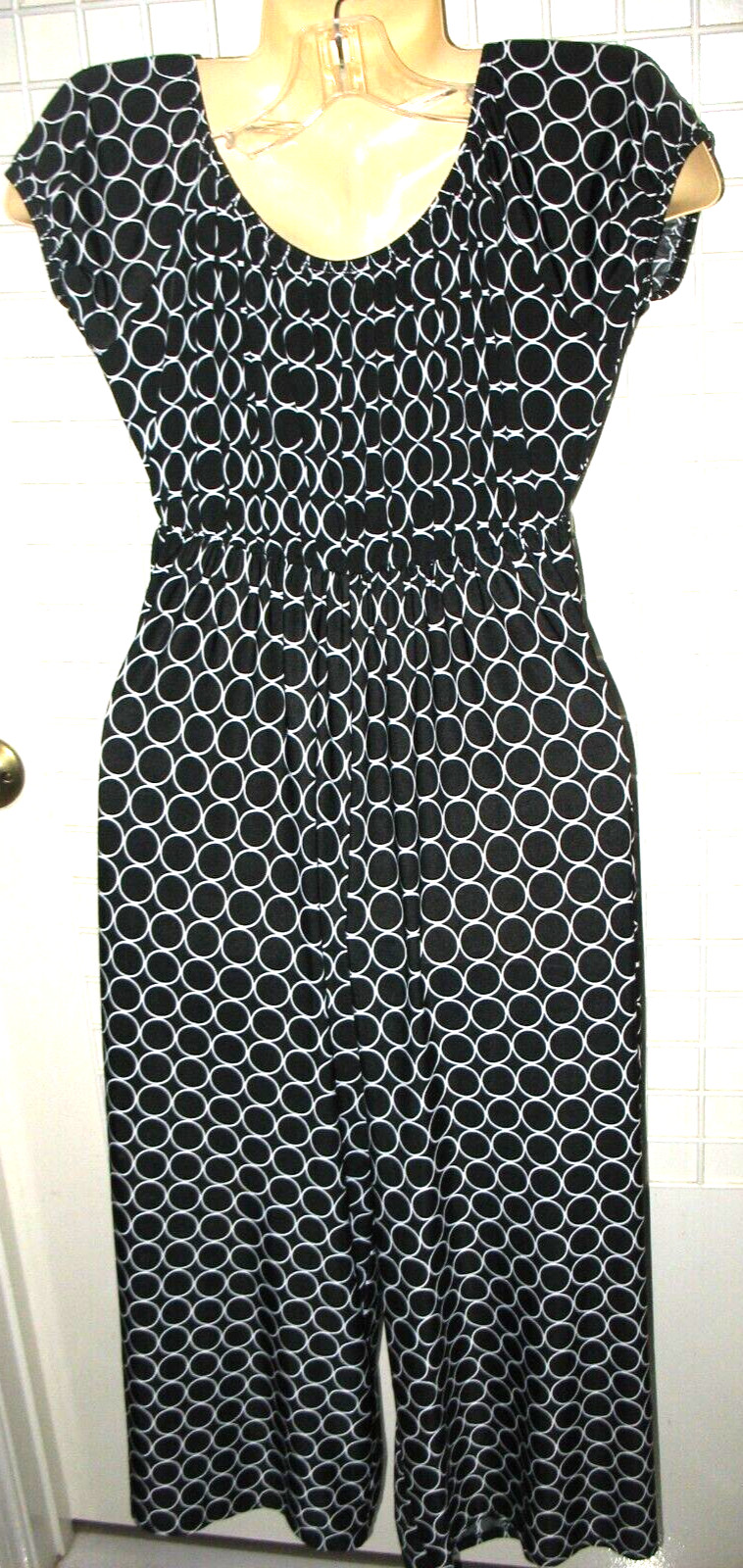 PRETTY YOUG THING – M – BLACK & WHITE – STRECHY 1 PIECE WIDE LEG CAPRI JUMP SUIT