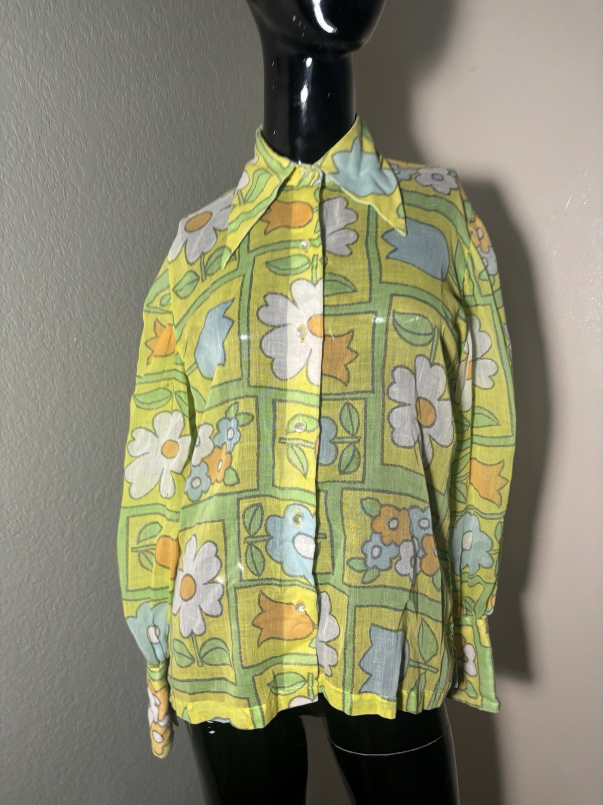 1970’s Colorful Floral Button Up Dress Shirt Daggar Collar