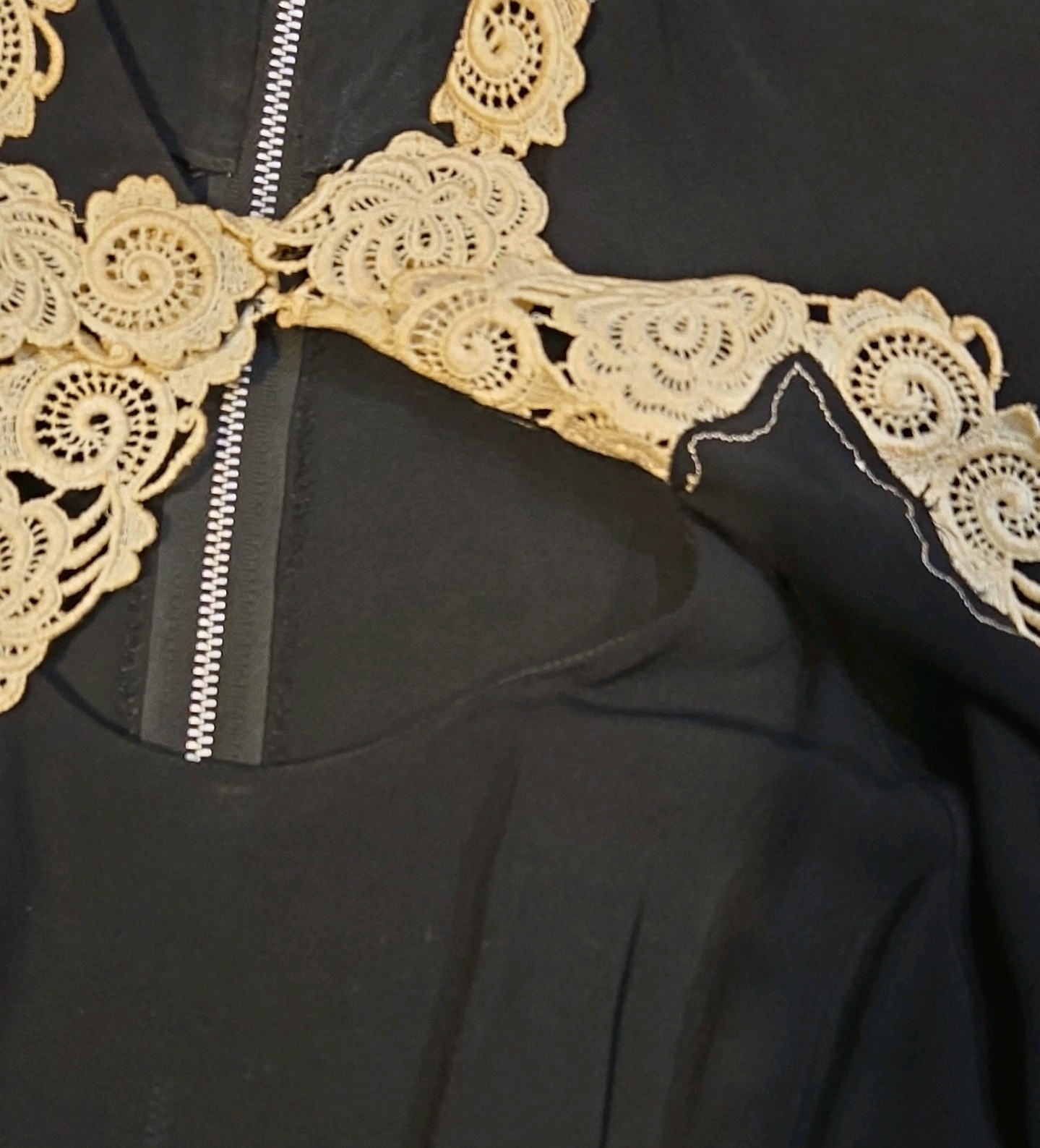 Vtg 1960s Black Crepe Cocktail Dress White Guipure Lace Yoke Metal Talon Zip S/M
