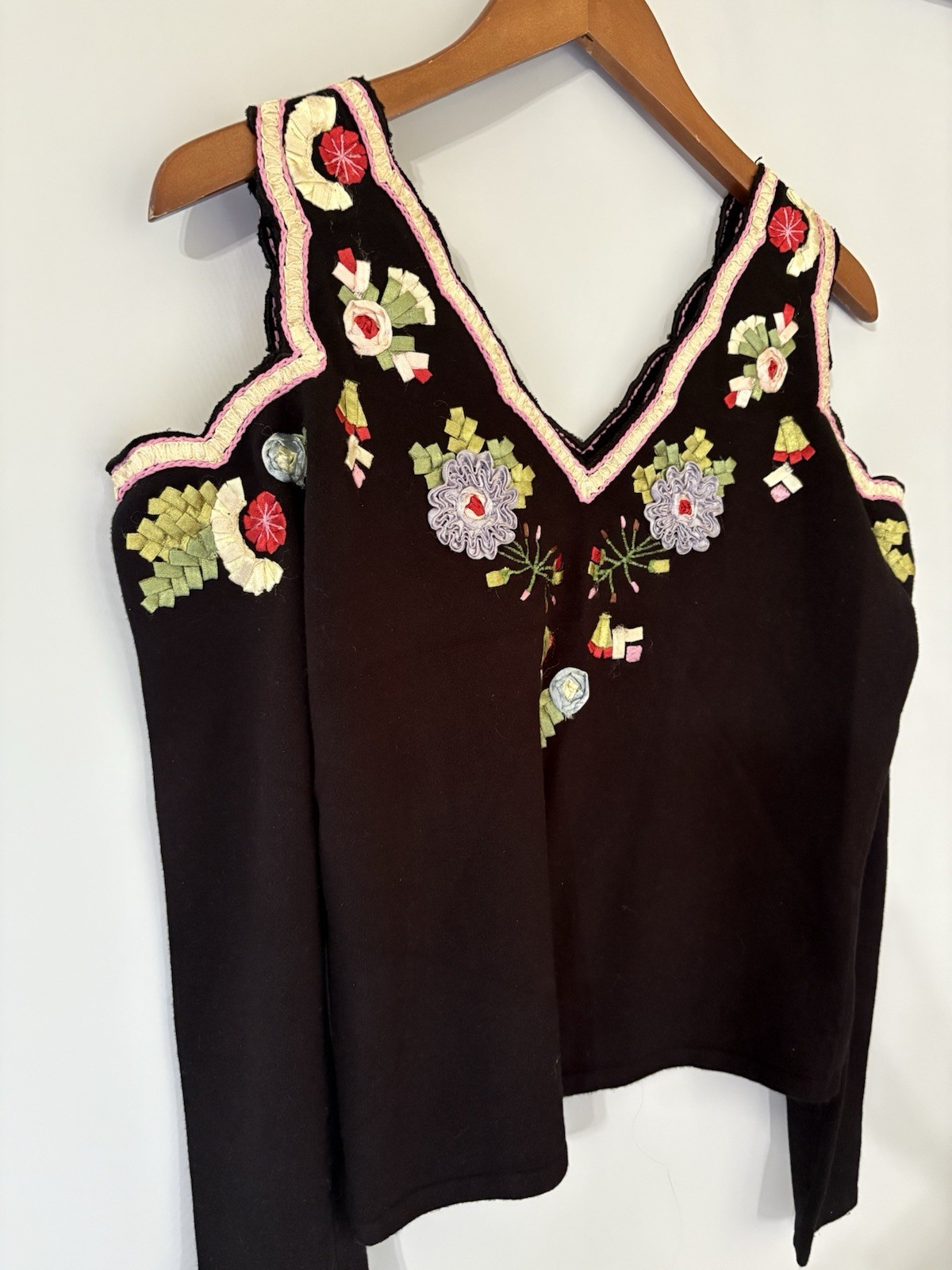 Dolce Cabo Y2K Sweater Black Embroidered Floral Cold Shoulder Women’s Large