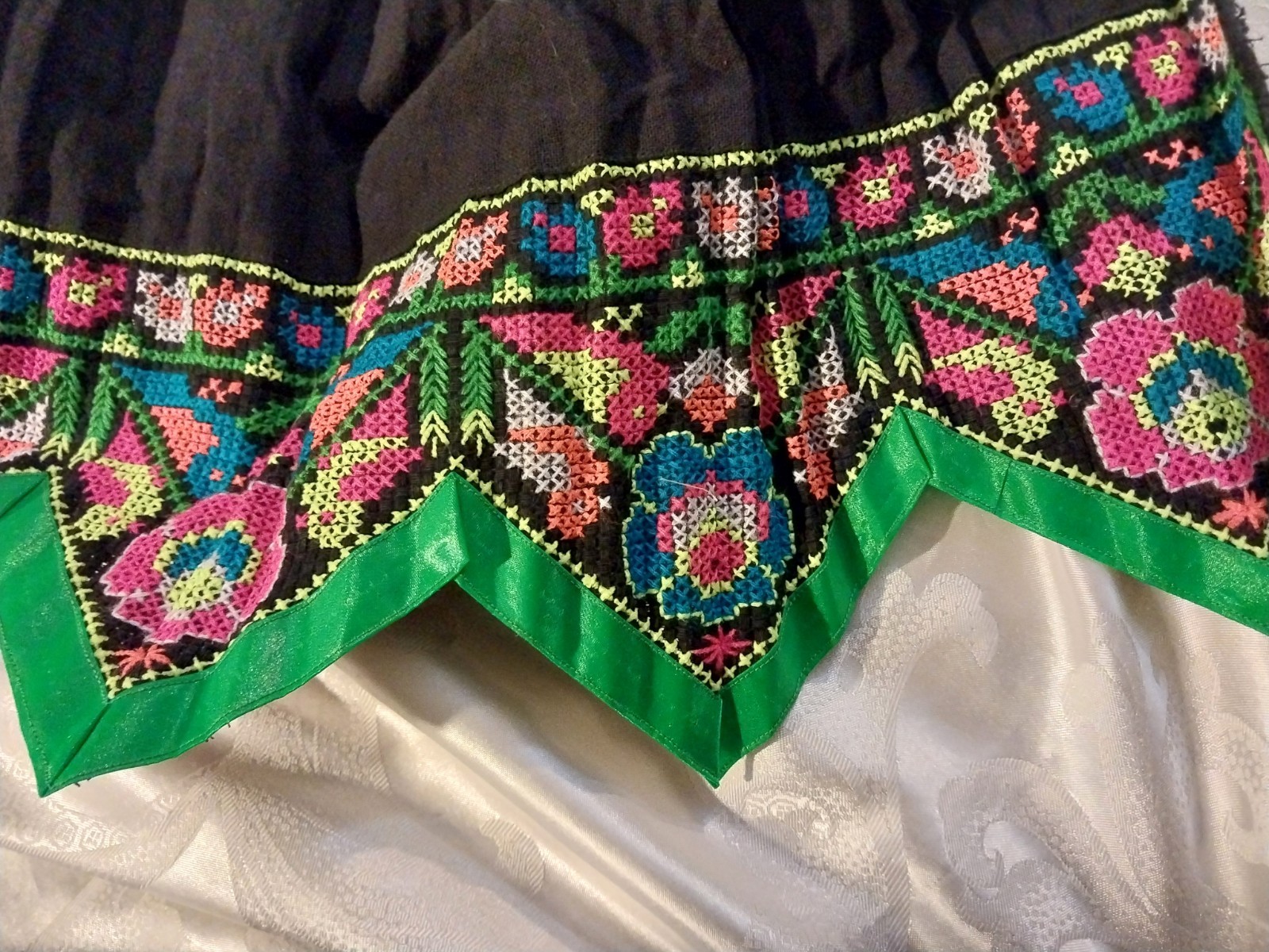 vtg Bolivia Ketchikan PERUVIAN ANDEAN WOMEN CLOTHES SKIRT POLLERA Cross stitch L