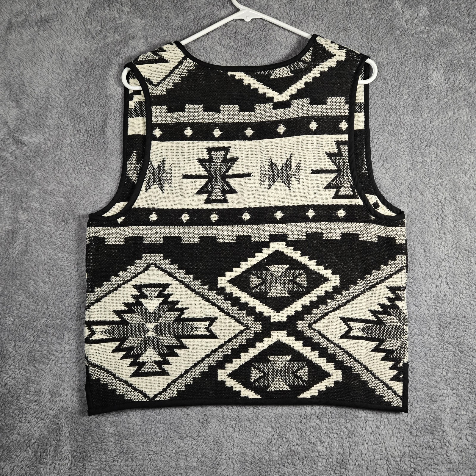 Bedford Fair Lifestyles Black and Off-White Vintage Aztec Pattern Size M
