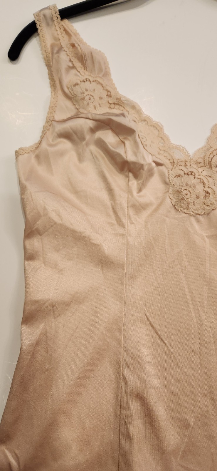 Vintage VASSARETTE Camisole Tank Top Beige Sz 32/XS Silky Nylon V-Neck Lace Trim