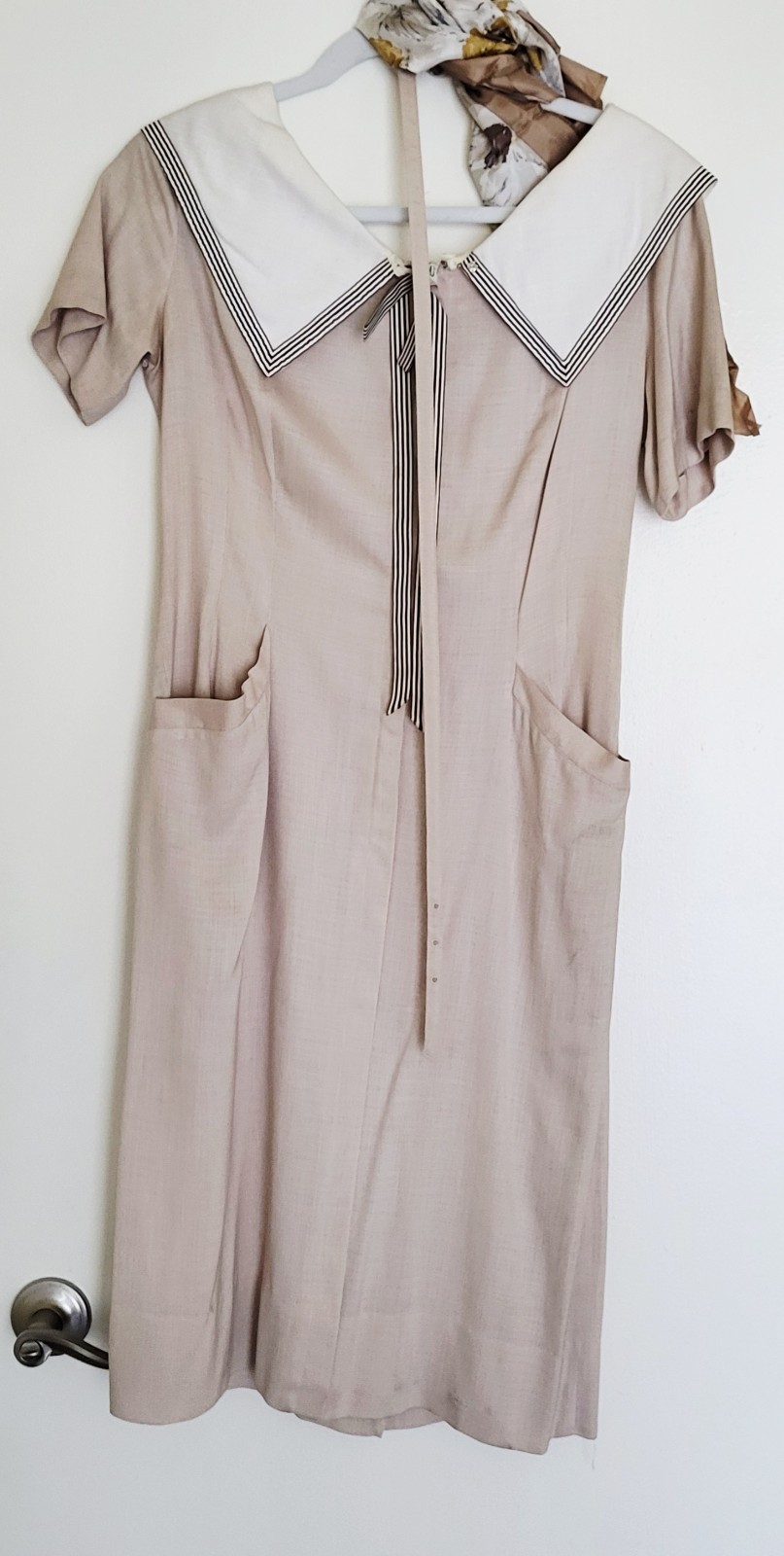 VTG Minx Modes Dress 60’s Beige Point Collar Pin Stripe Silk Scarf Retro