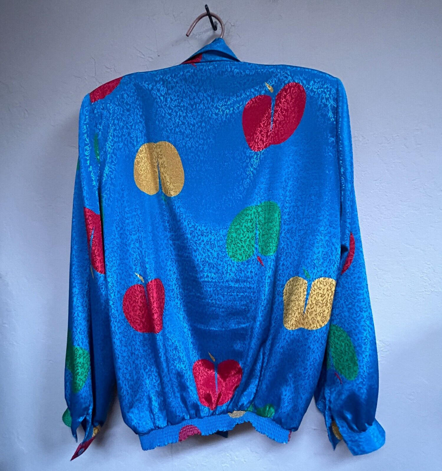 Da Rue for Neil’s Women’s Size 12 Long Sleeve Top Tie Neck Blouse Apples Blue