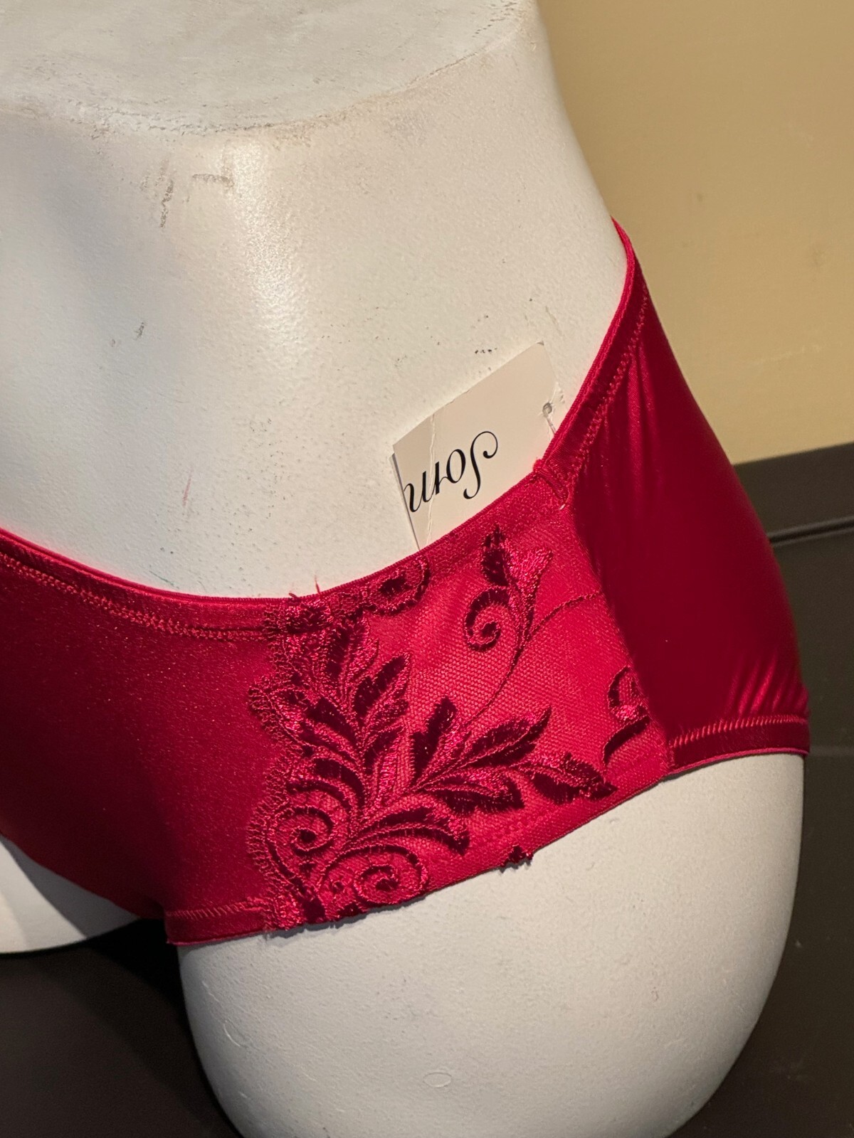VINTAGE SOMA ~ RUBY RED ~ SENSUOUS LACE HIPSTER PANTIES ~ SIZE MEDIUM