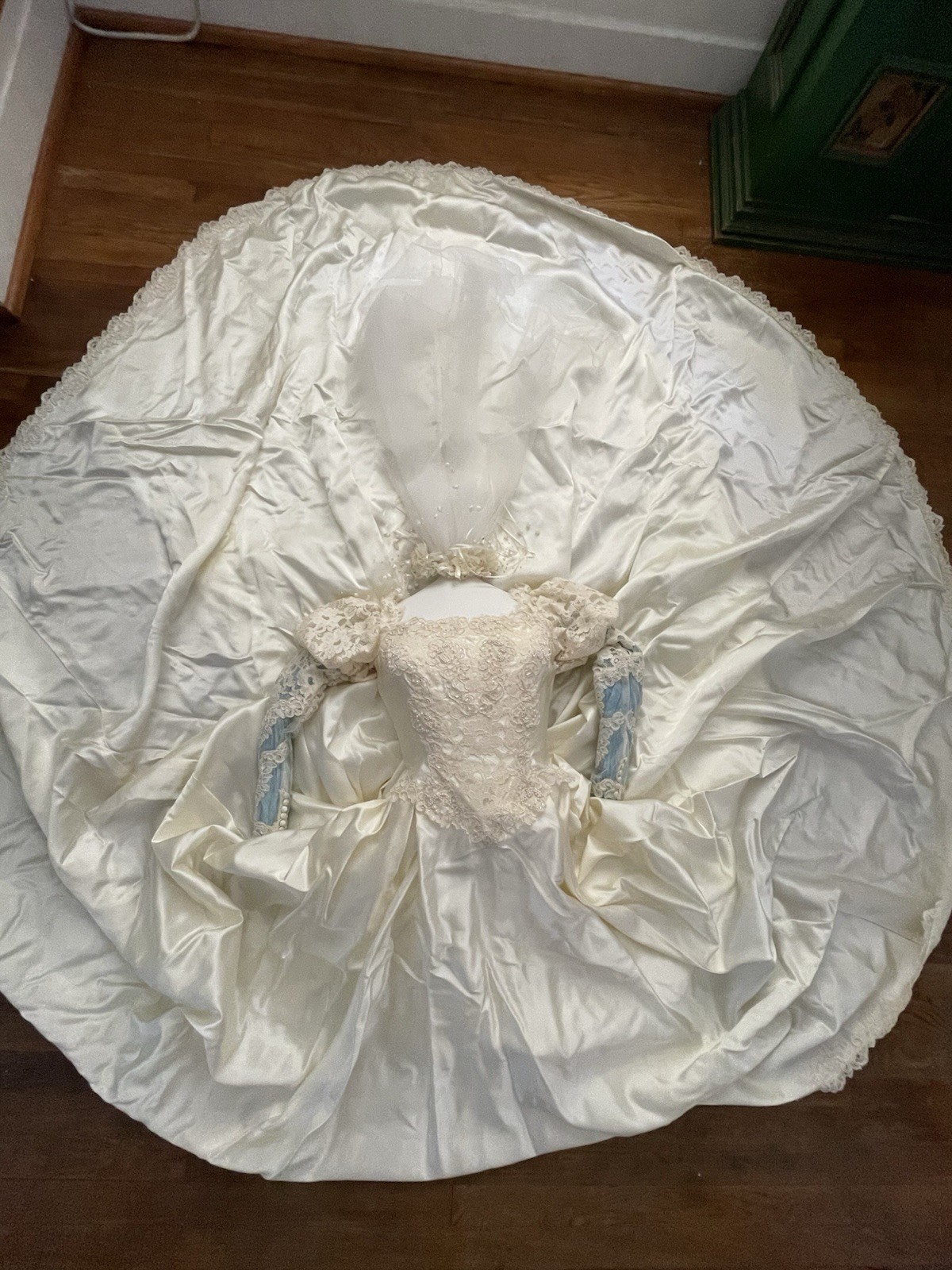 Vtg ALFRED ANGELO Wedding Dress-Lace Puff Sleeves-Satin-Long Train & Vail-Petite