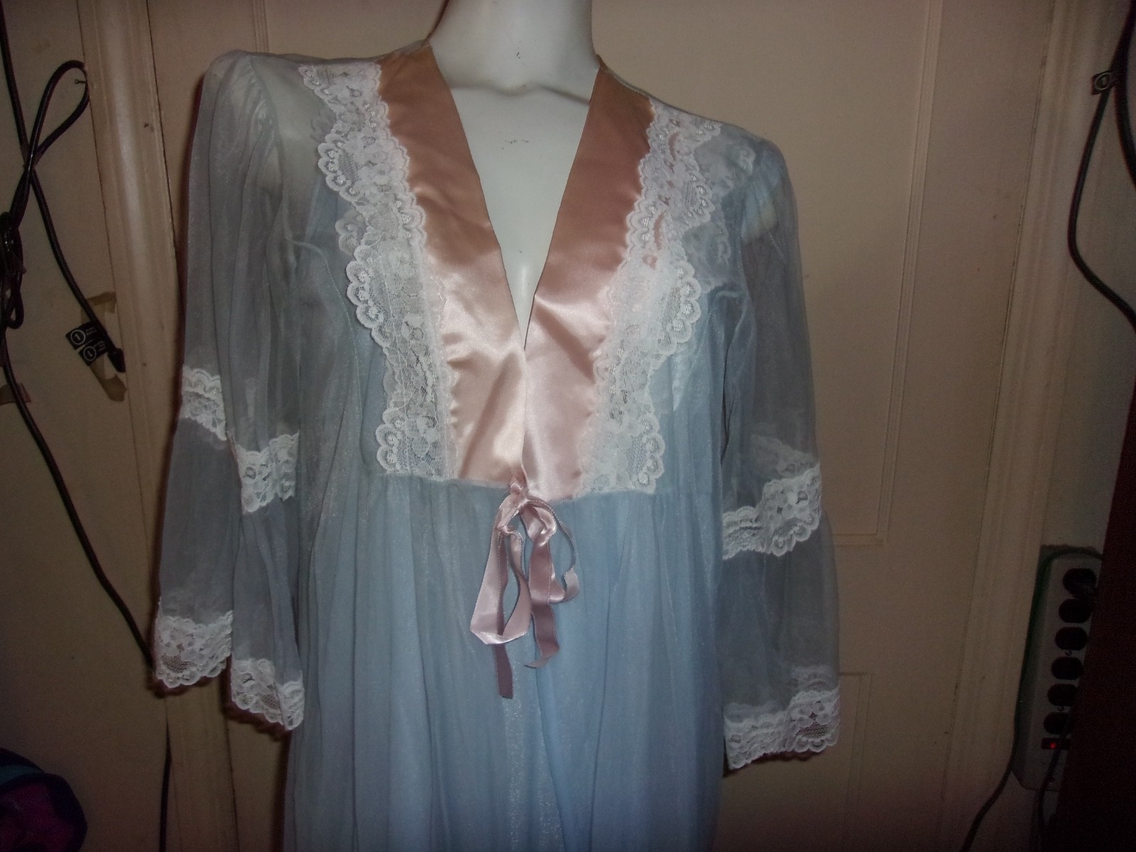 VTG. Peignoir Set Long Blue Pink Satin New Large Rikki !960’s White Flower Lace
