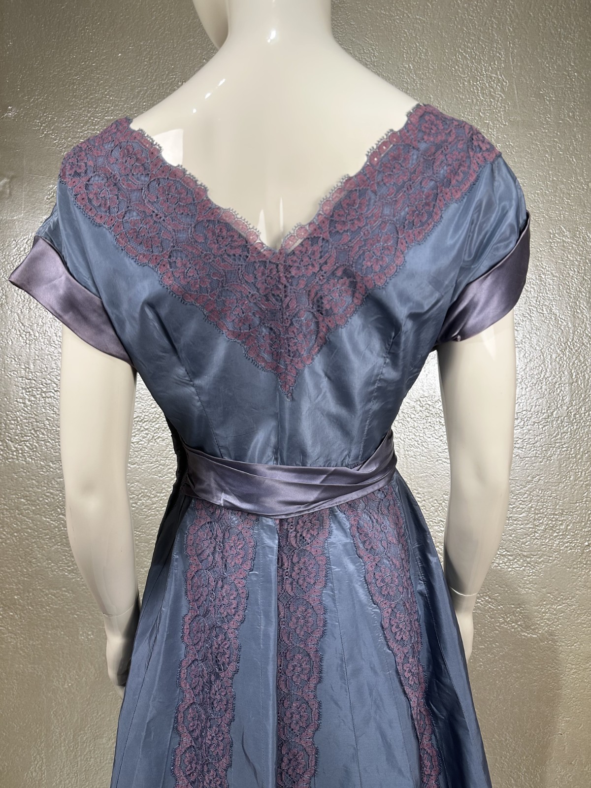 Vintage 1940’s Ladies Handmade Iridescent Purple Taffeta & Silk Dress Lace S