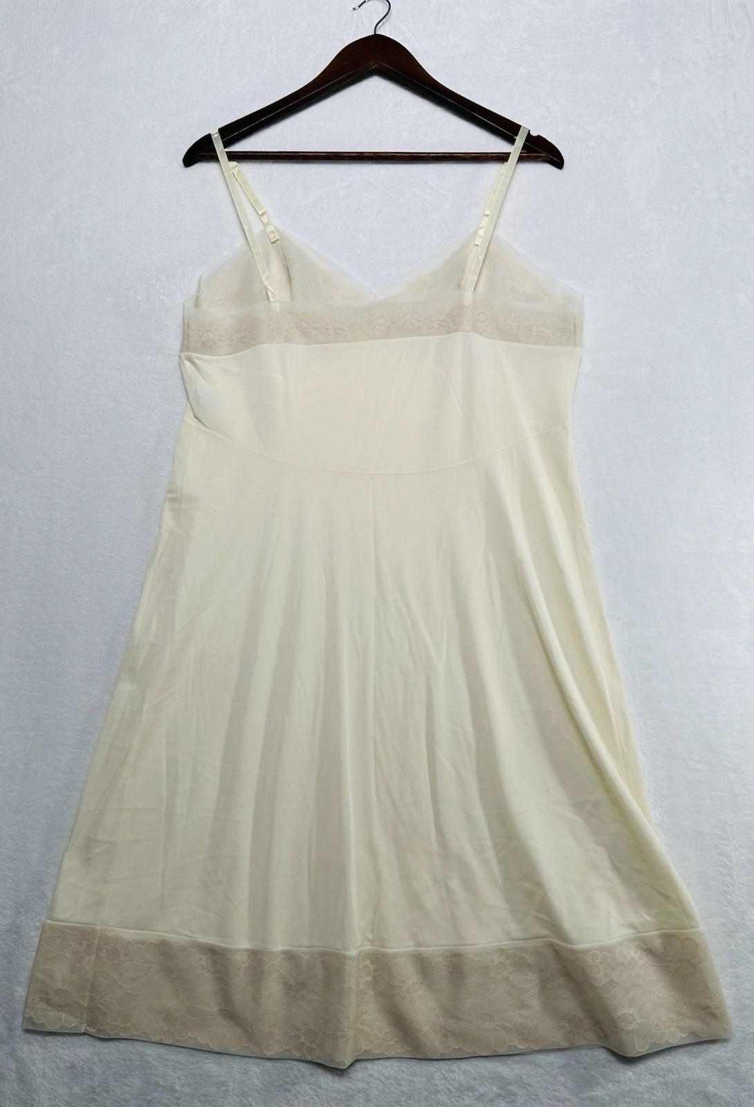 Vintage Vanity Fair Ivory Floral Lace Trim Antron III Dress Slip Women’s Size 40