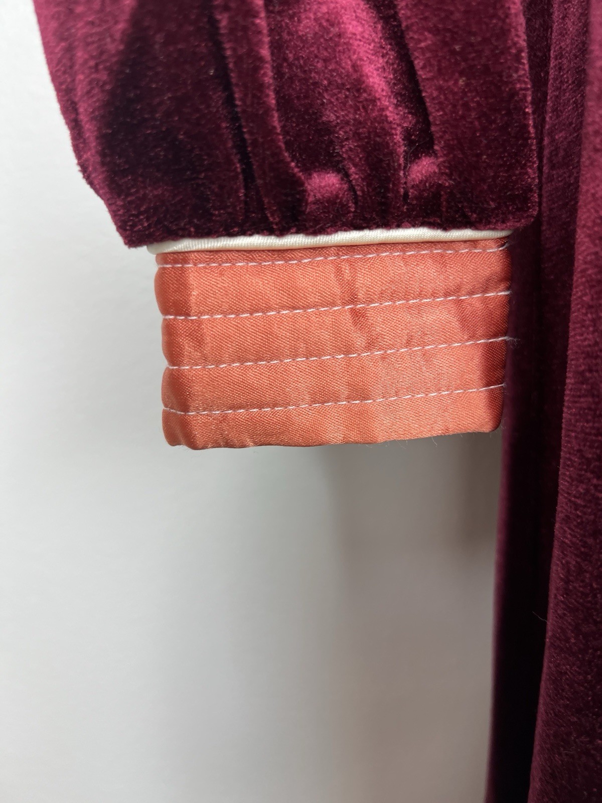 Vintage Anne Leslie Robe Small Burgundy Velvet Satin Embroidered Excellent USA