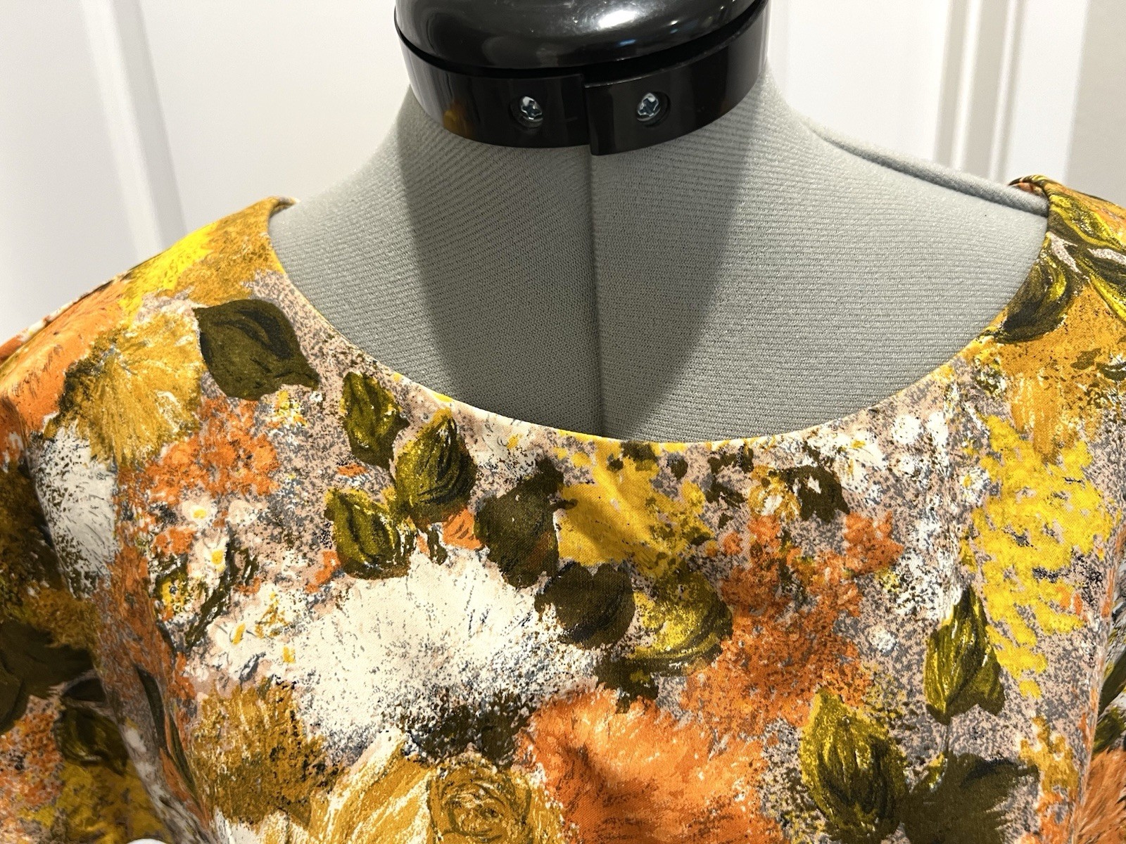 Vintage beauty! Floral Top w/ bow detail. Est. Size XS/S From Bath, England