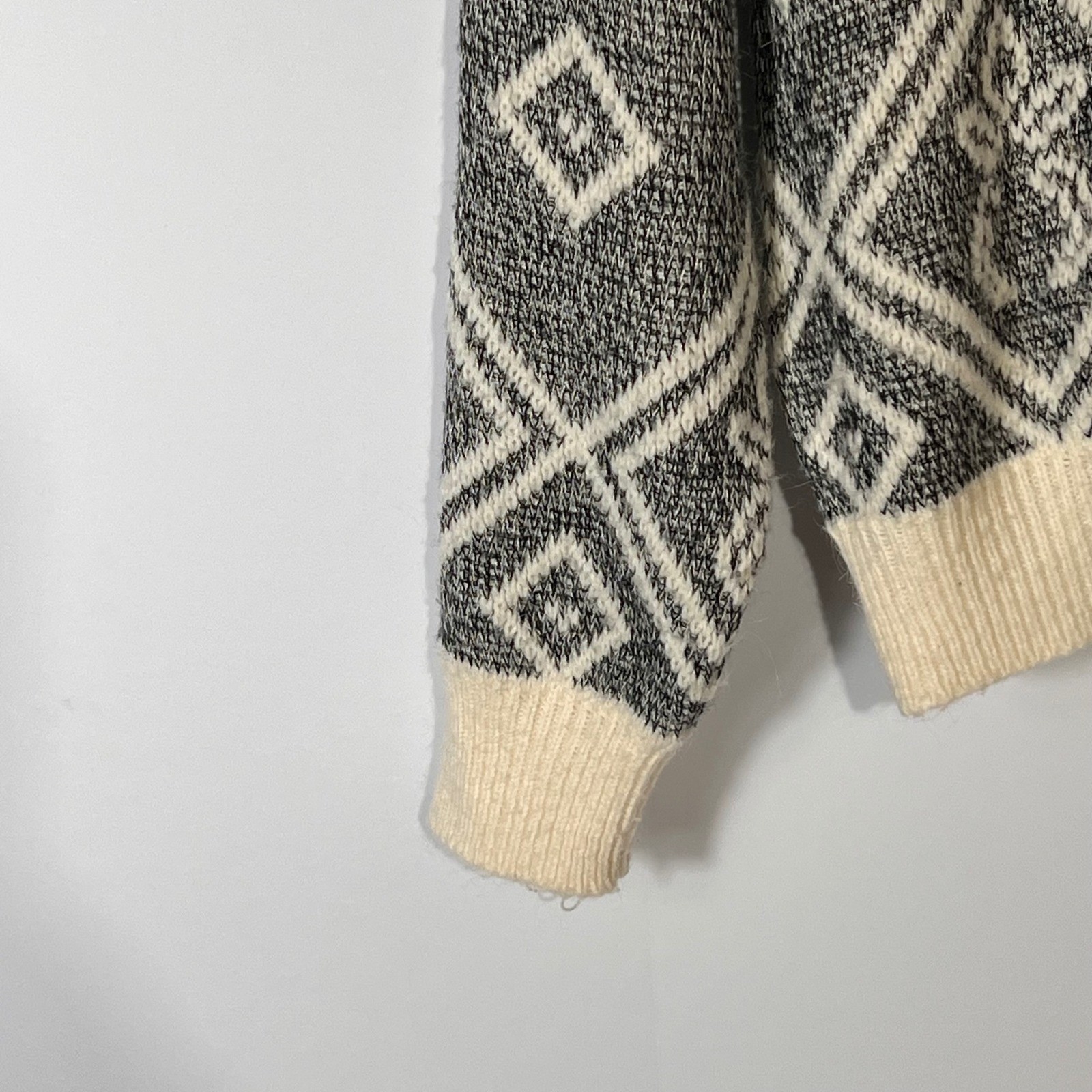 Vintage Fast Turn Sweater Medium Diamond Pattern Geometric Knit Gray Cream