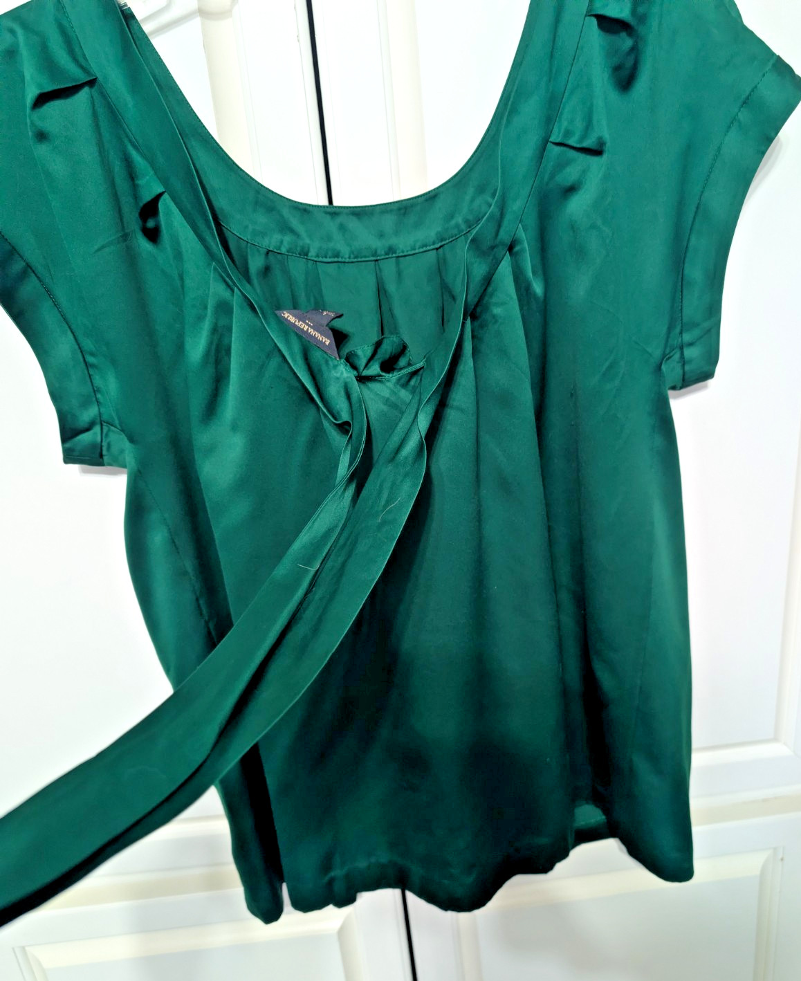 Banana Republic Top Blouse Shirt Large Emerald Green Satin Cap Sleeve Tie Bow