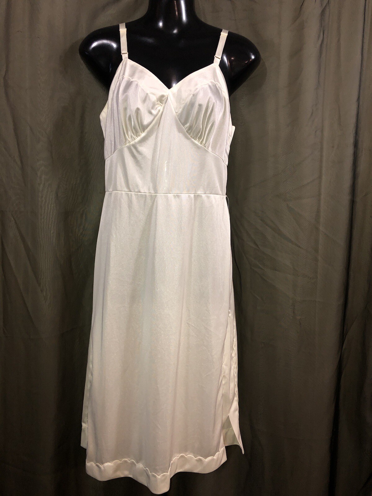 Vtg. VINCENT Non cling Ivory FULL SLIP Women’s Size 36