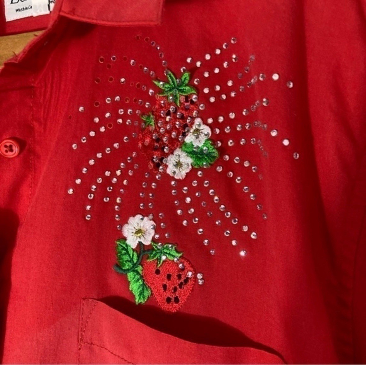 Vintage Las Olas red strawberry rhinestone appliqué button up shirt size Medium