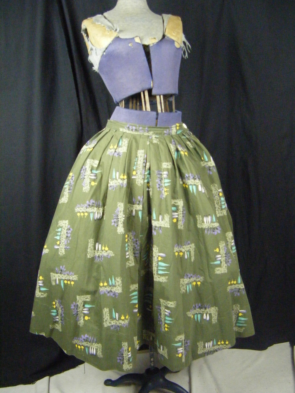 Vtg 50-60s Rare Olive Green Floral Novelty Printed Circle Skirt-Waist 25.5″