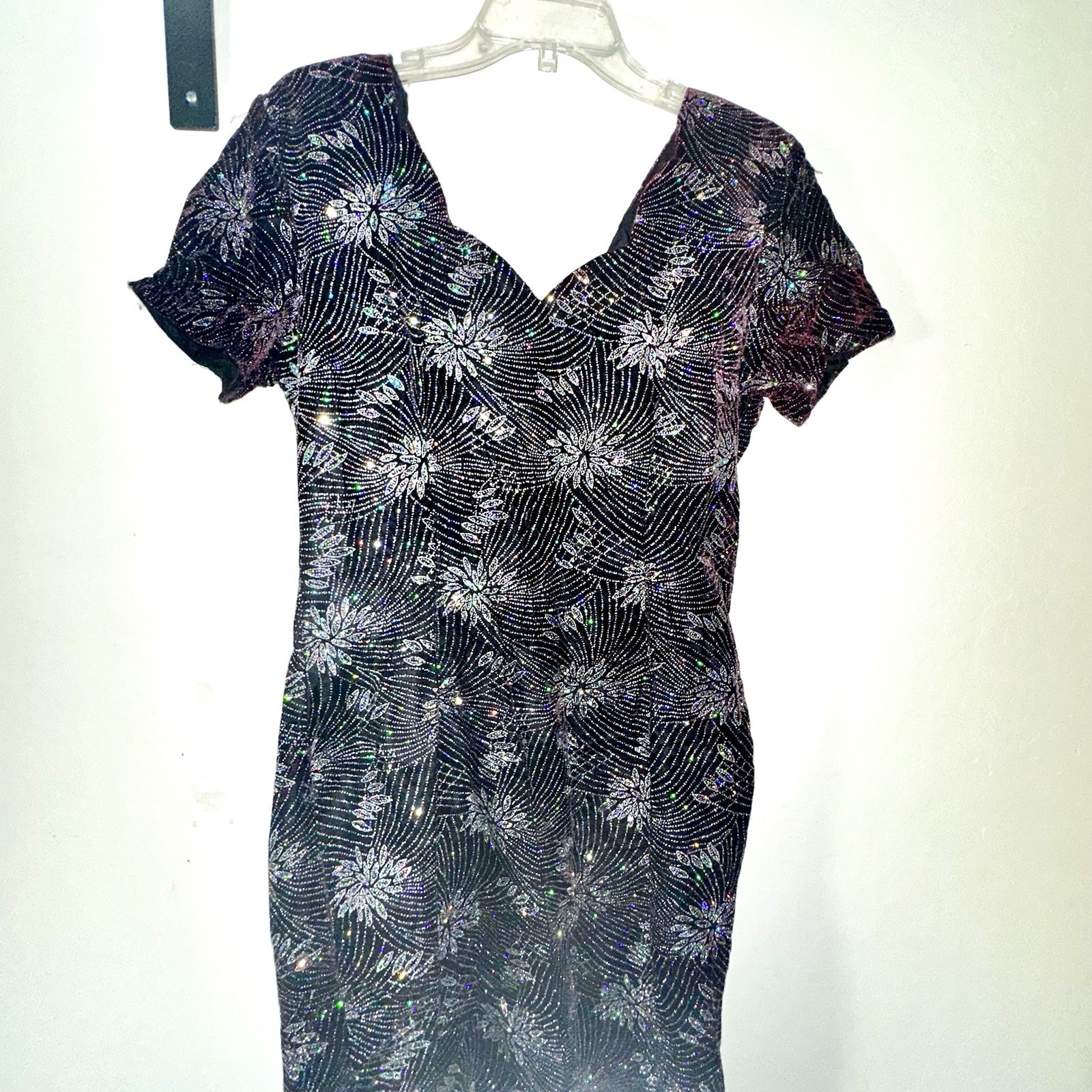 Mayvens Vintage 80’s Ladies 10 Maroon Velvet Silver Sparkly Scallop V Neck Dress