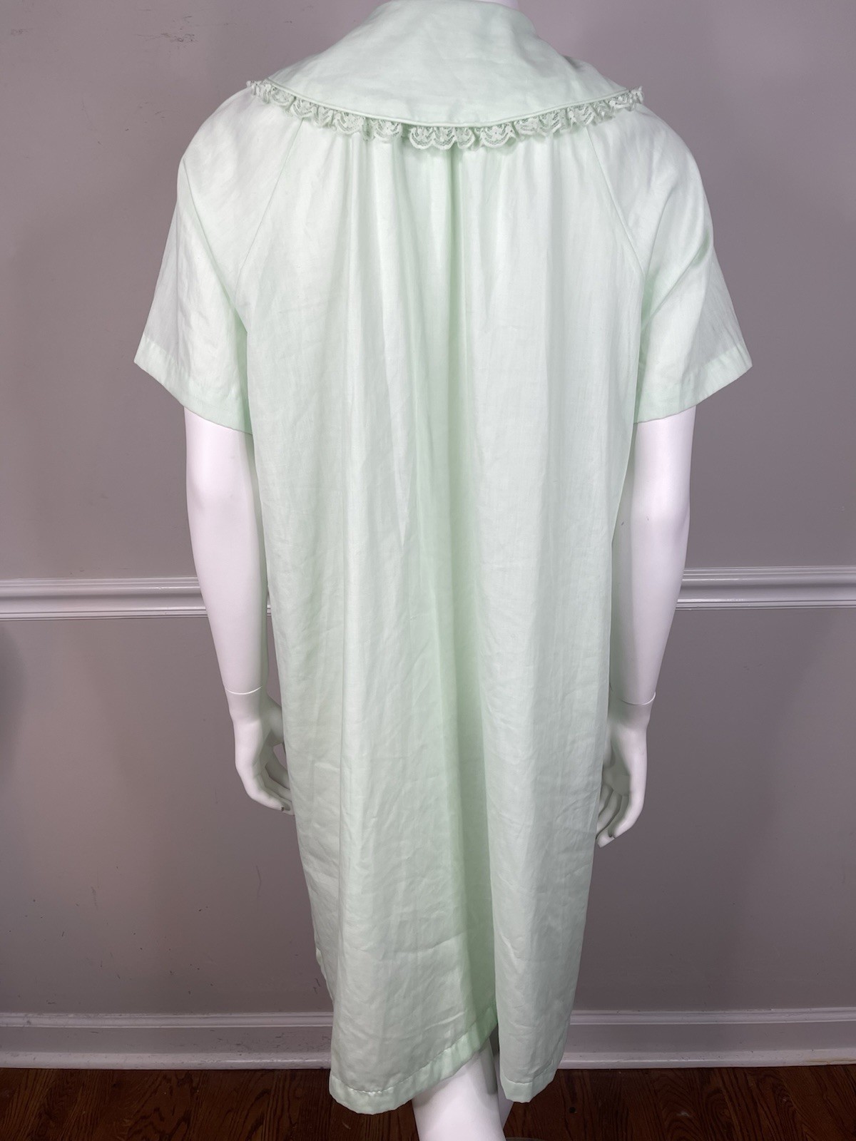 VINTAGE Women’s The comfort Coat Robe From Sears green embroidery size 16