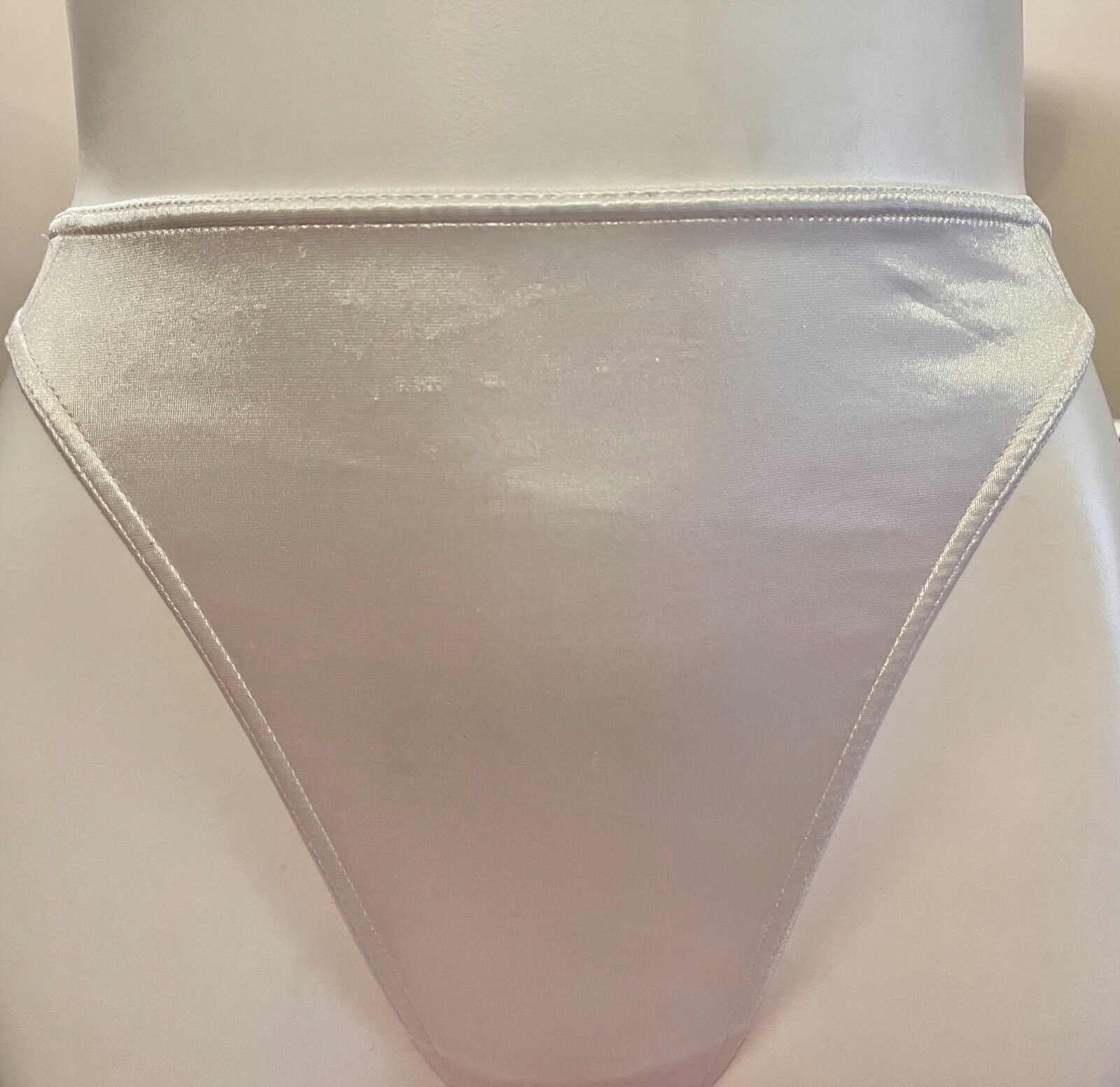 VICTORIA’S SECRET M WHITE SMOOTH SECOND SKIN SATIN VINTAGE RARE THONG PANTIES
