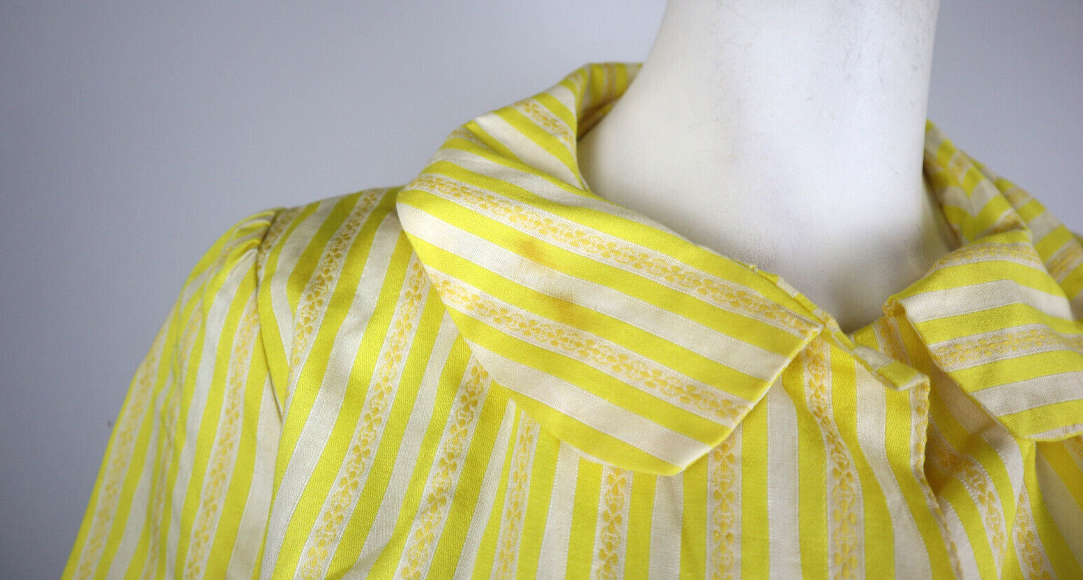 VINTAGE 70s WOMEN’S YELLOW STRIPED SHORT SLEEVE OPEN HOUSE DRESS ROBE – SIZE S