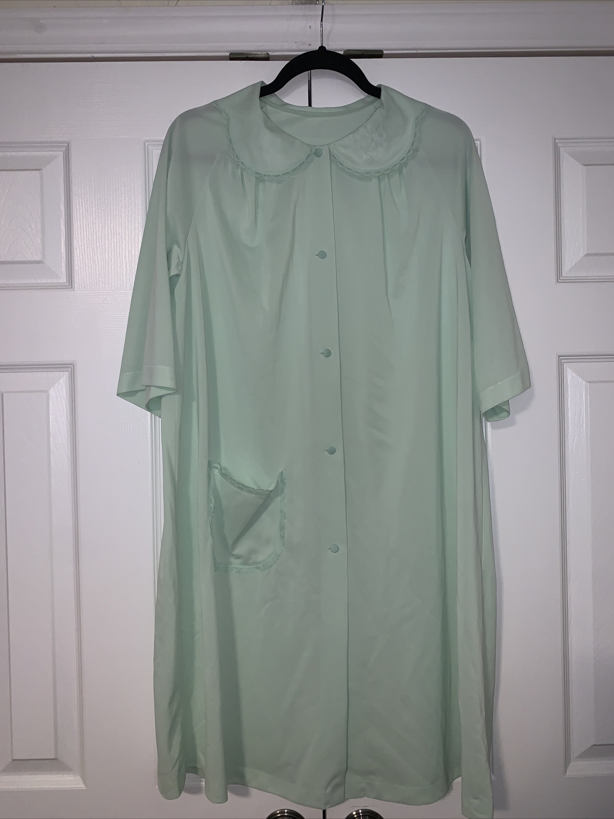 Shadowline VTG light mint green button up gown w/lace collar detail Sz M