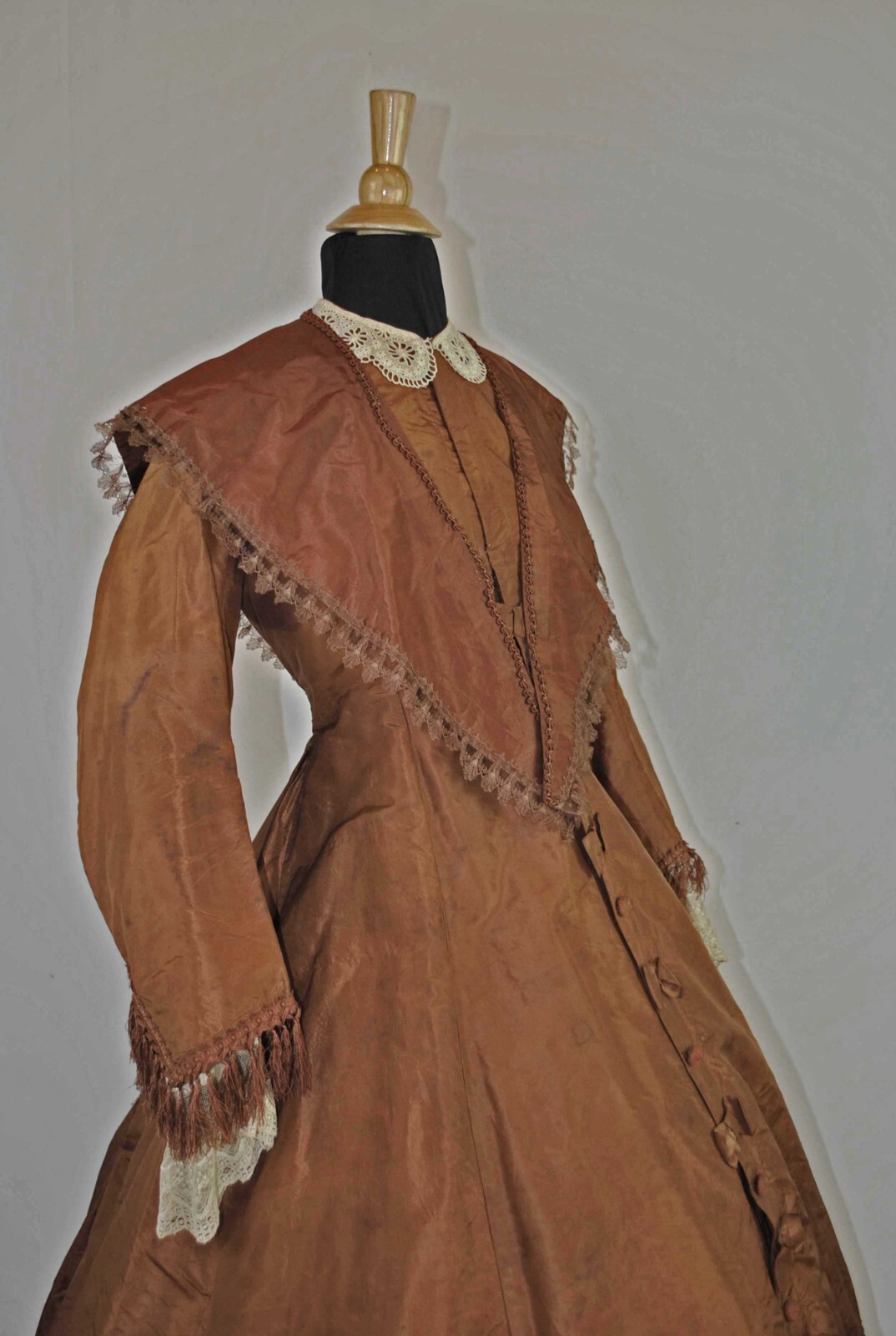VICTORIAN COPPER COLORED SILK TAFFETA DAY DRESS, c1850s
