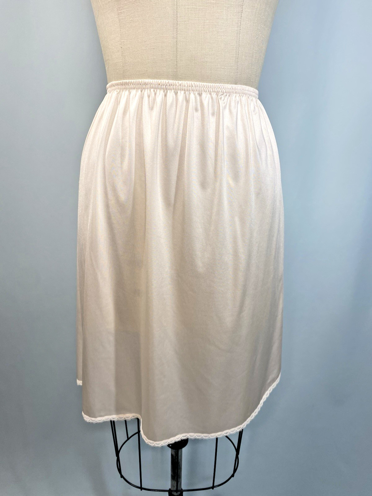 Vintage half Slip SIZE MEDIUM Length 22″ beige blush nylon VANITY FAIR slit