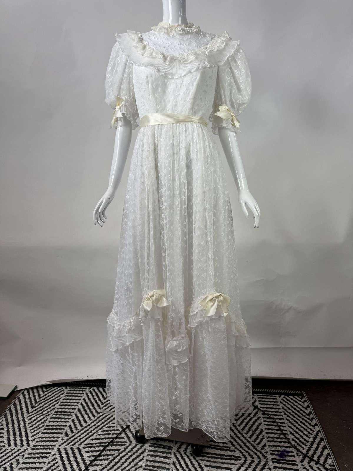 Vintage 70s White Lace Wedding Dress Size 8 With Satin Ribbons & Ruffled Necklin