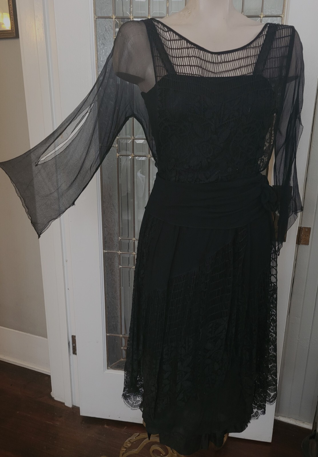PRISTINE ORNATE 1915 DINNER DRESS OF BLACK SILK CHIFFON NET LACE CUTWORK SLEEVES