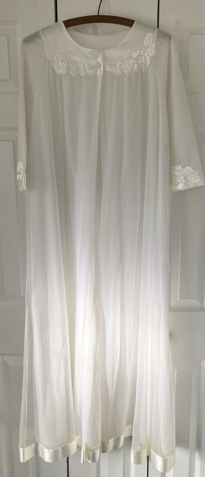 Vintage 1960’s Gossard Artemis Cream Nylon Chiffon Peignoir Robe Medium USA