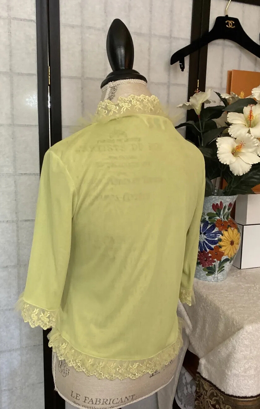 Tiny Beans VTG 60s/70s Wom S Lace & Ruffled Robelet Crop Bed Jacket MI Hong Kong