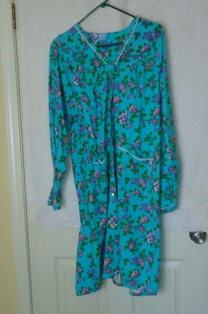 Vtg Lady 70’s Cotton Fannell 100% cotton Nightgown Modest Sleepwear sz large