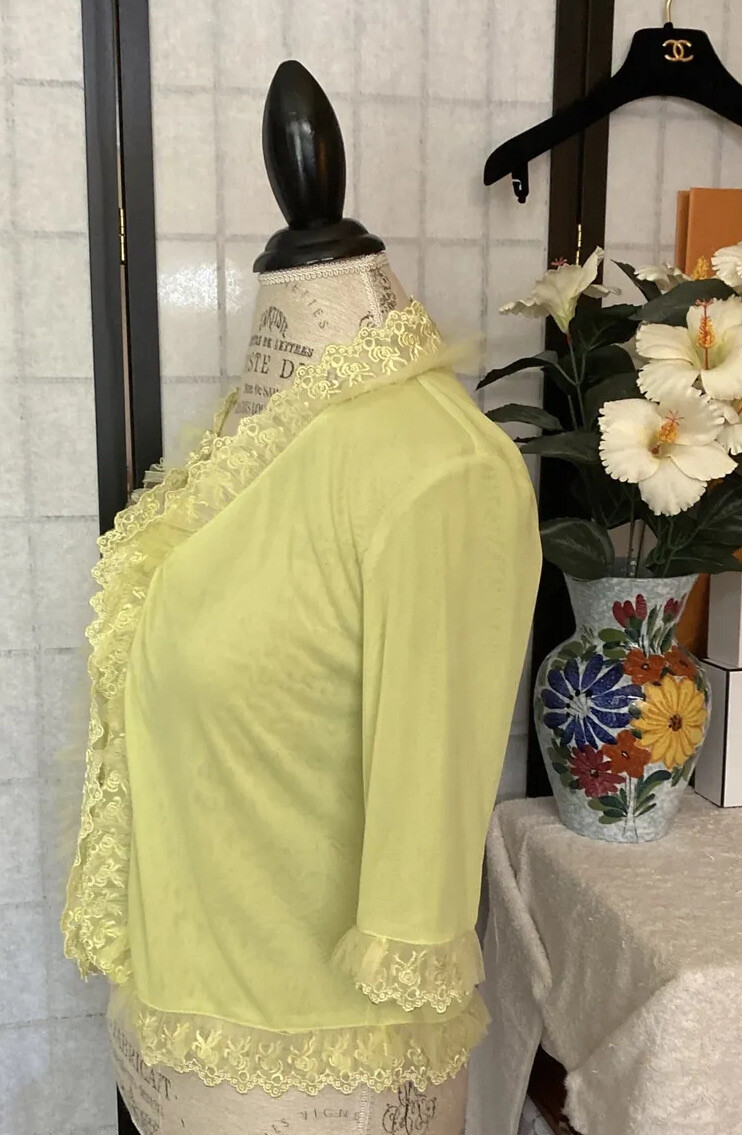 Tiny Beans VTG 60s/70s Wom S Lace & Ruffled Robelet Crop Bed Jacket MI Hong Kong