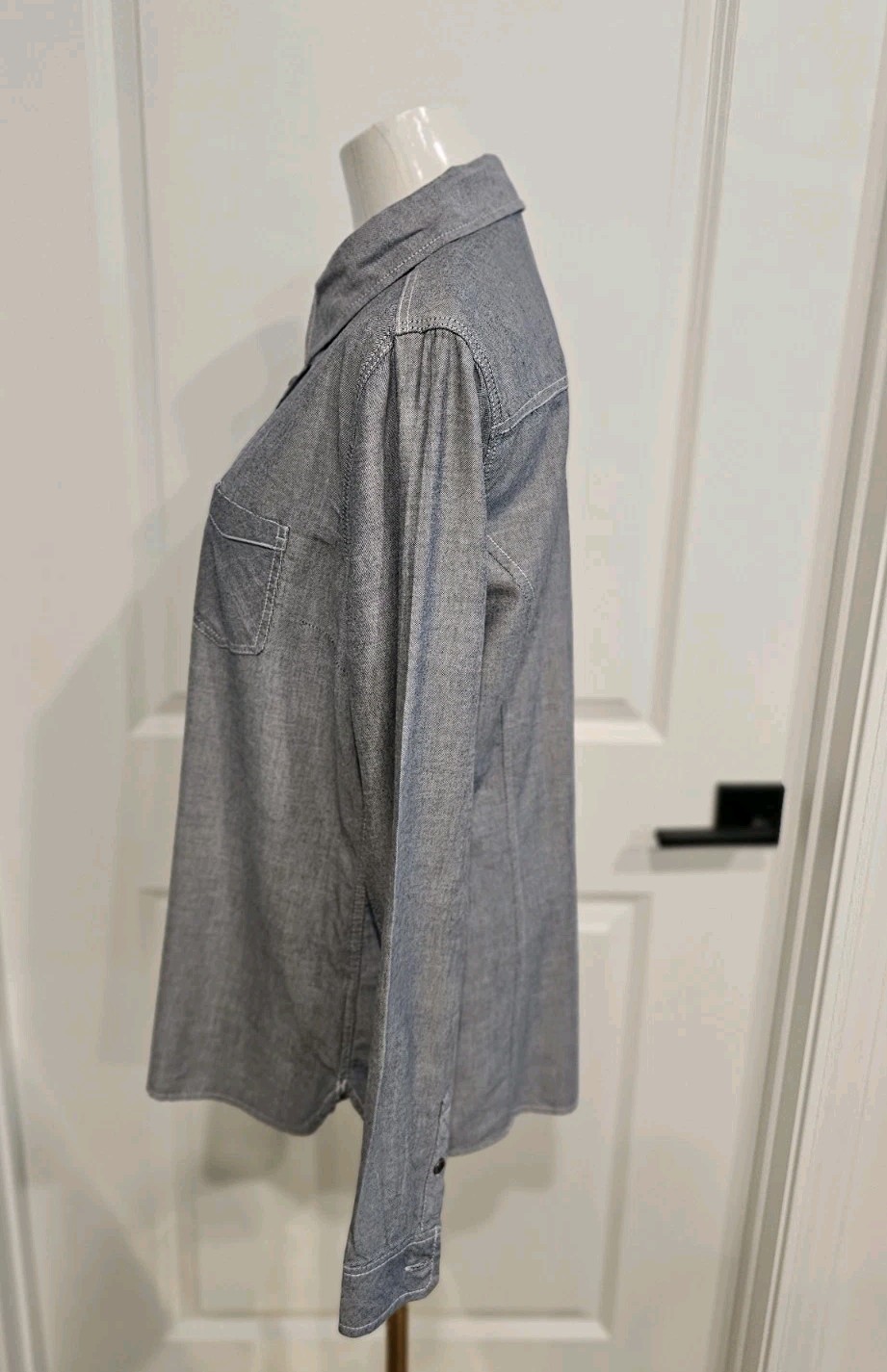 Vintage Womens Levi’s Chambray 100% Cotton Shirt Metal Buttons