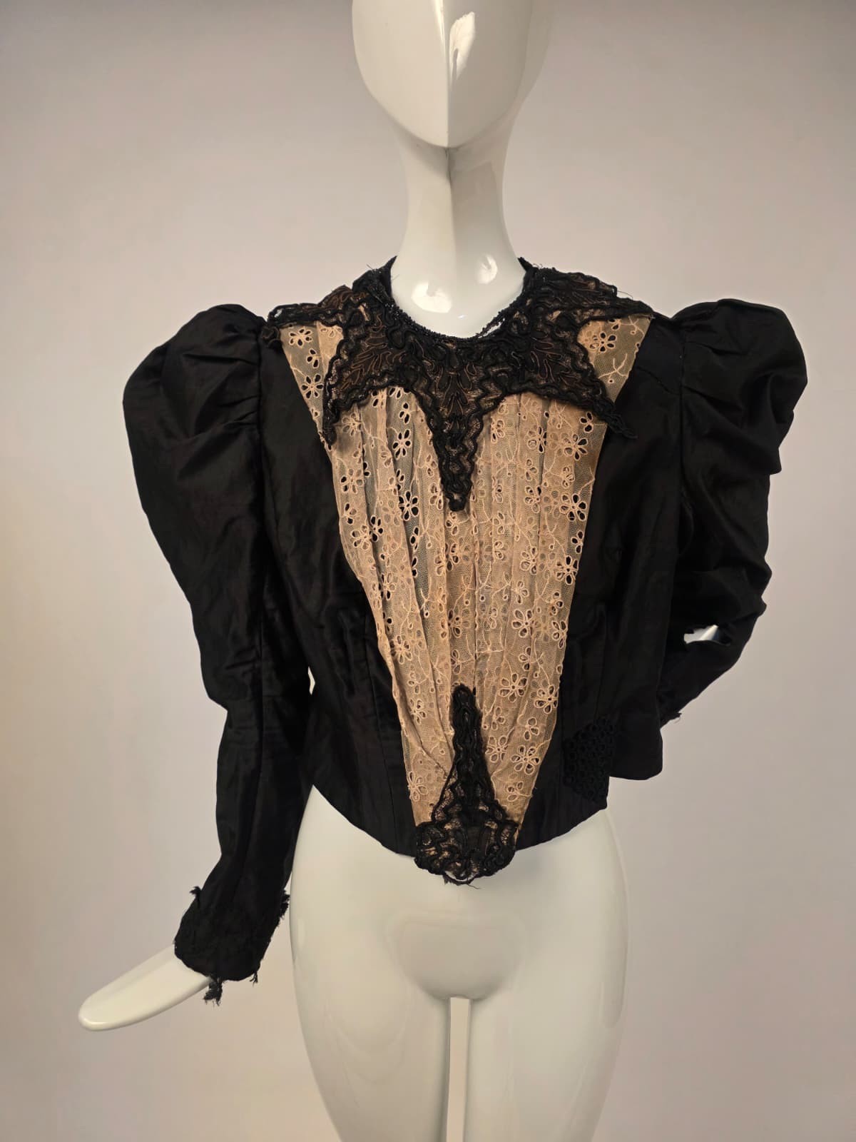 VICTORIAN 19TH C PUFF SLEEVE BODICE W LACE TRIMMED FRONT