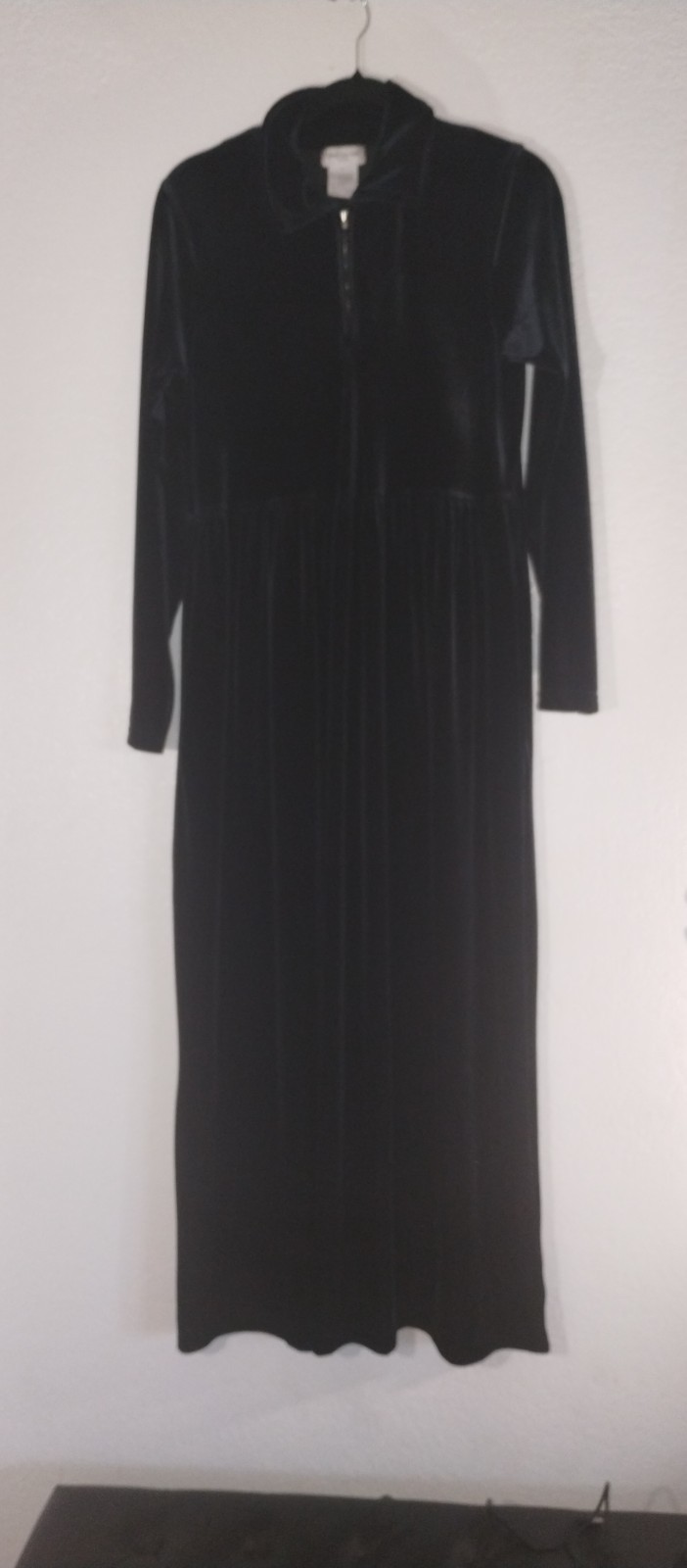 Vintage Womans SM long sleeve long black velvet dress robe Jones New York sport