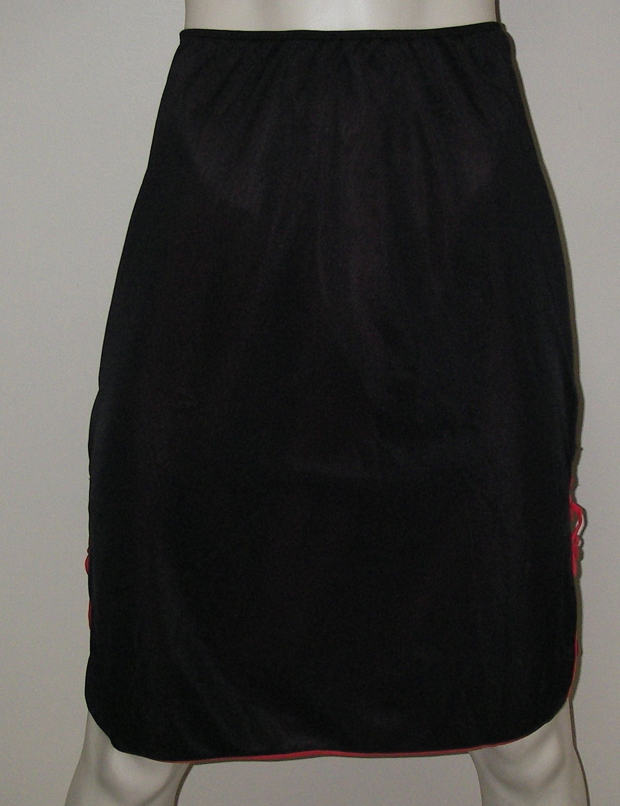 Vintage Eye-Ful by Flaums Half Slip Lingerie Womens Size S Black Red Lace ILGWU