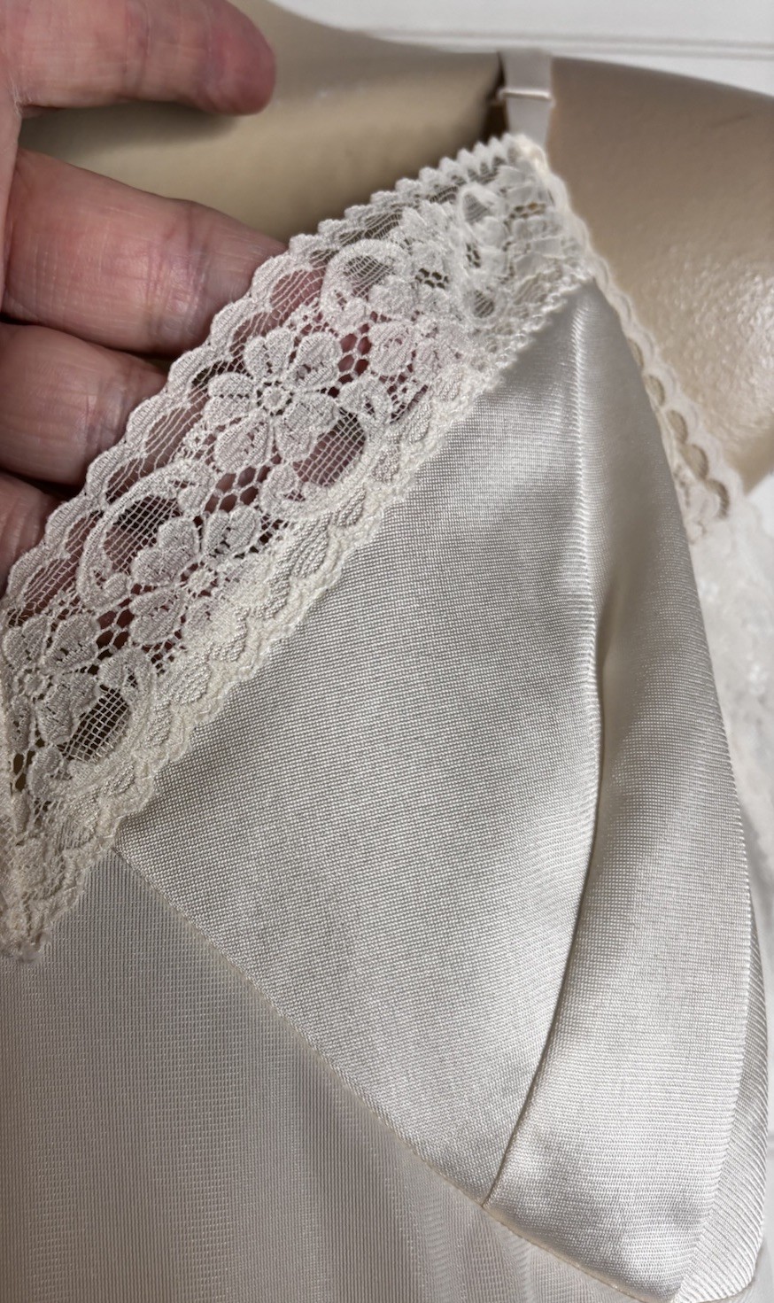 Vanity Fair Vintage Lace Trim Nylon Full Slip Size 42 26 Inch Ivory USA Made