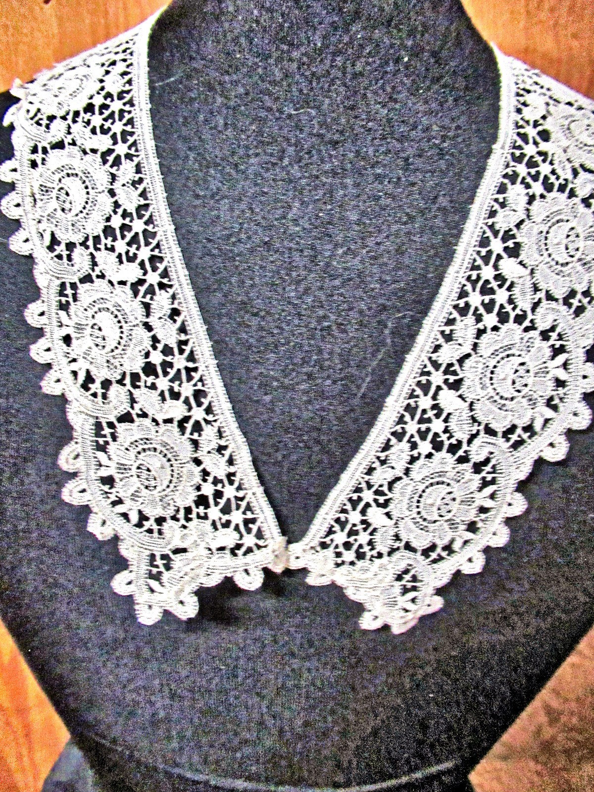 Vtg Lady’s Dress Collar White Chemical Lace Roses