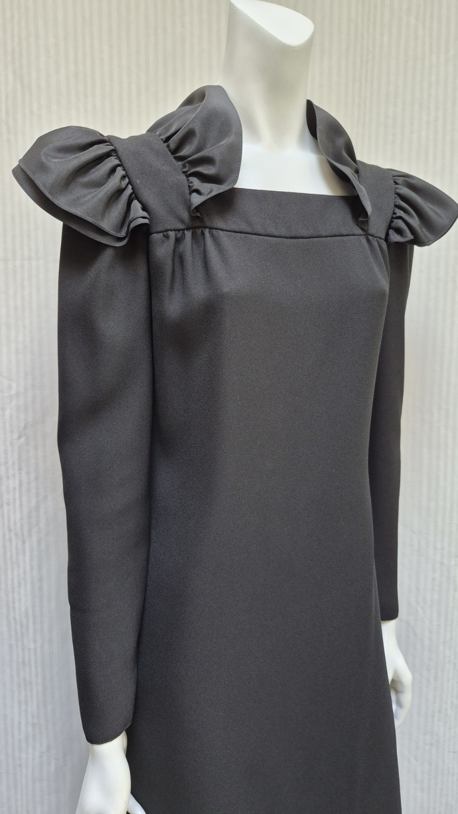 Vintage DAVID MORRIS Black Crepe DRESS w/ Ruffle Shoulders – Size S