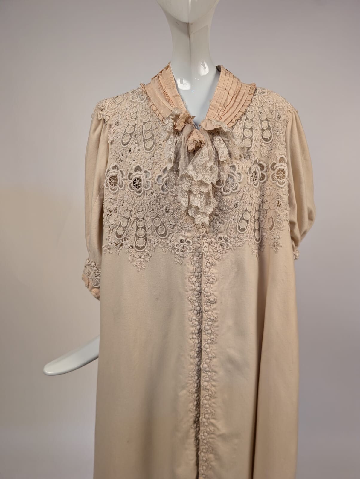 AU BON MARCHE EDWARDIAN BLONDE CASHMERE COAT W DENSE FLORAL LACE INSERTION