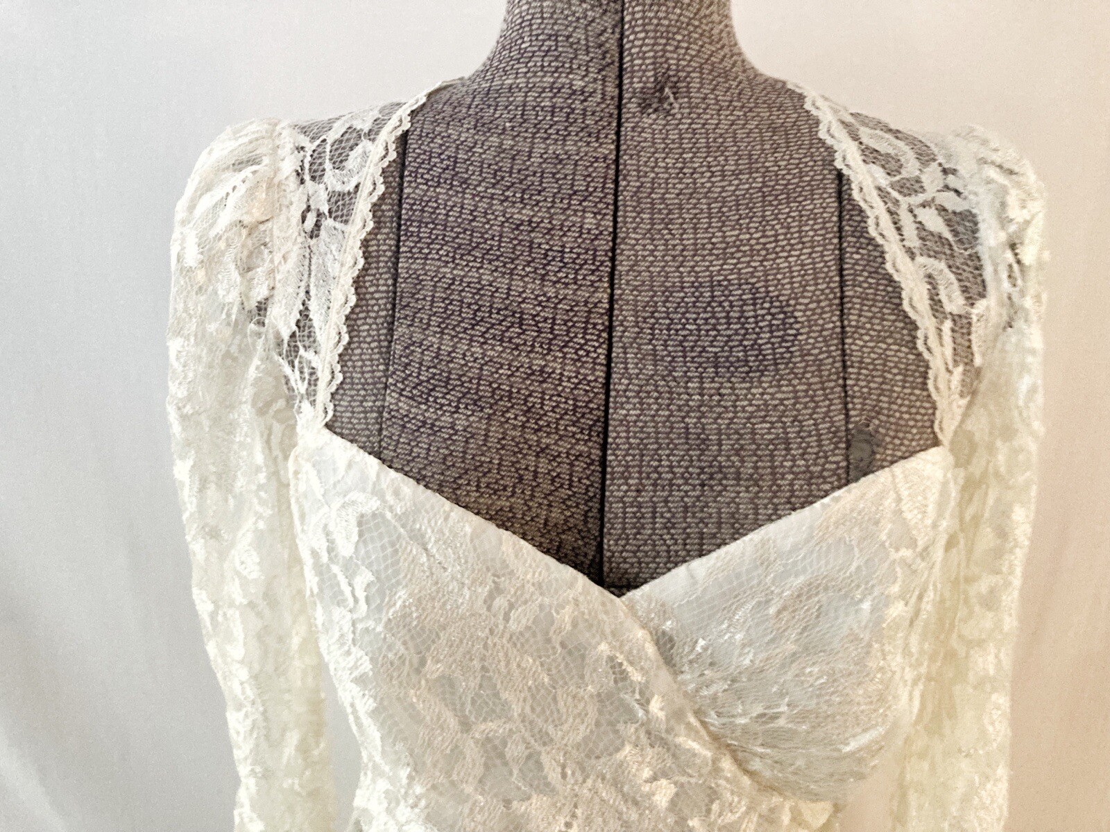 Gorgeous Pure Vintage Bridal Gown XXS Detail Lace Pearl Wedding Dress Open Back
