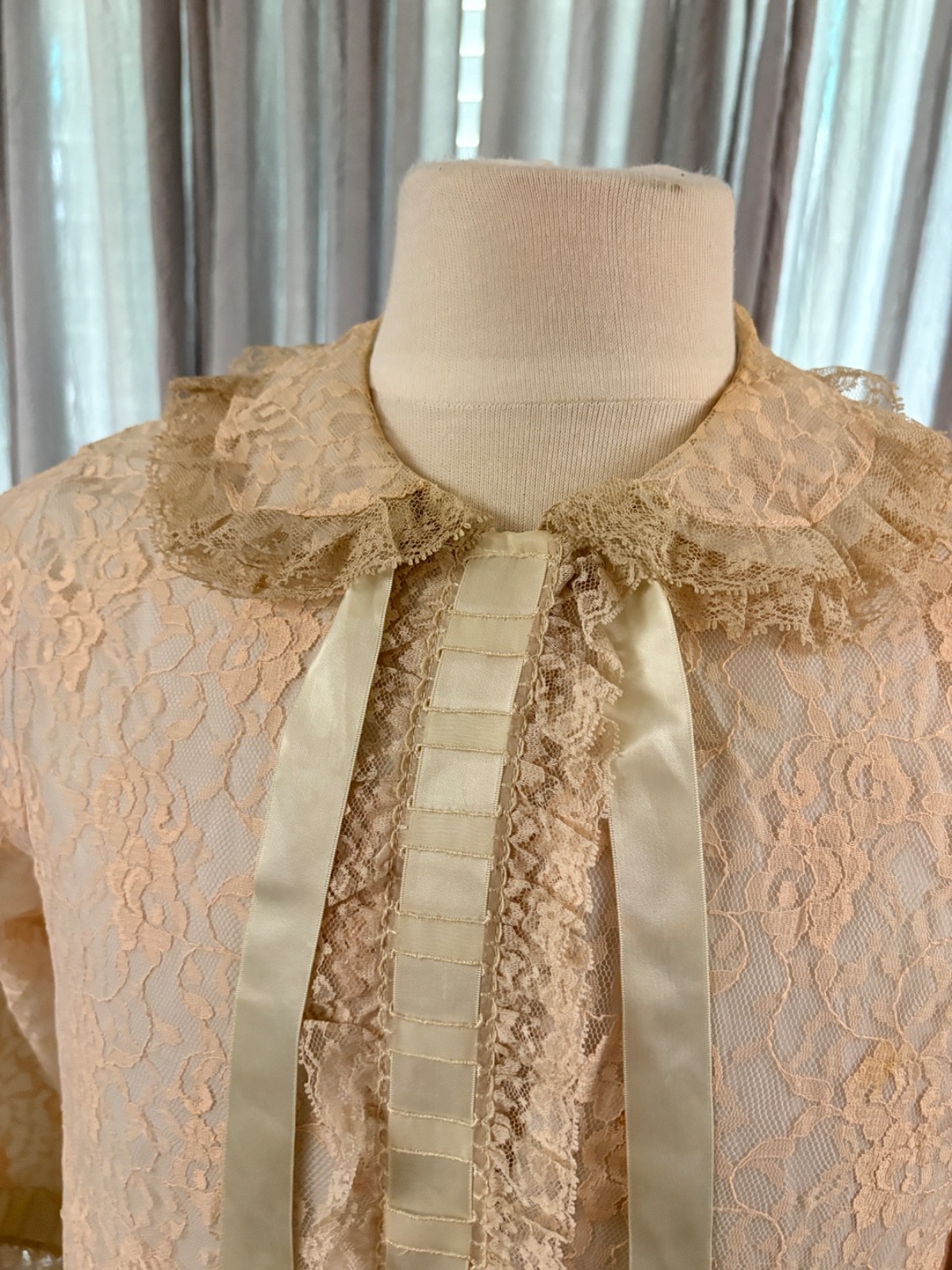 Keyloun Dressing Gown, Old Hollywood Robe, 50’s to 60’s Vintage Lace Robe Medium