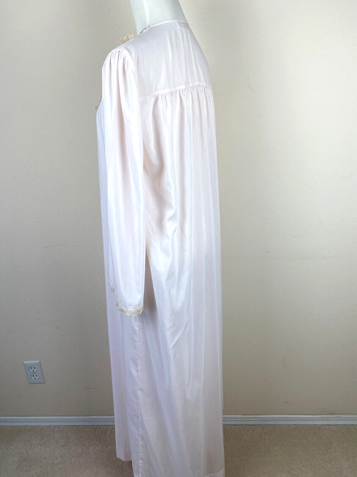 VTG Barbizon Intimate Long Robe S Pink Lace Embroidery Classic High Neckline 70s