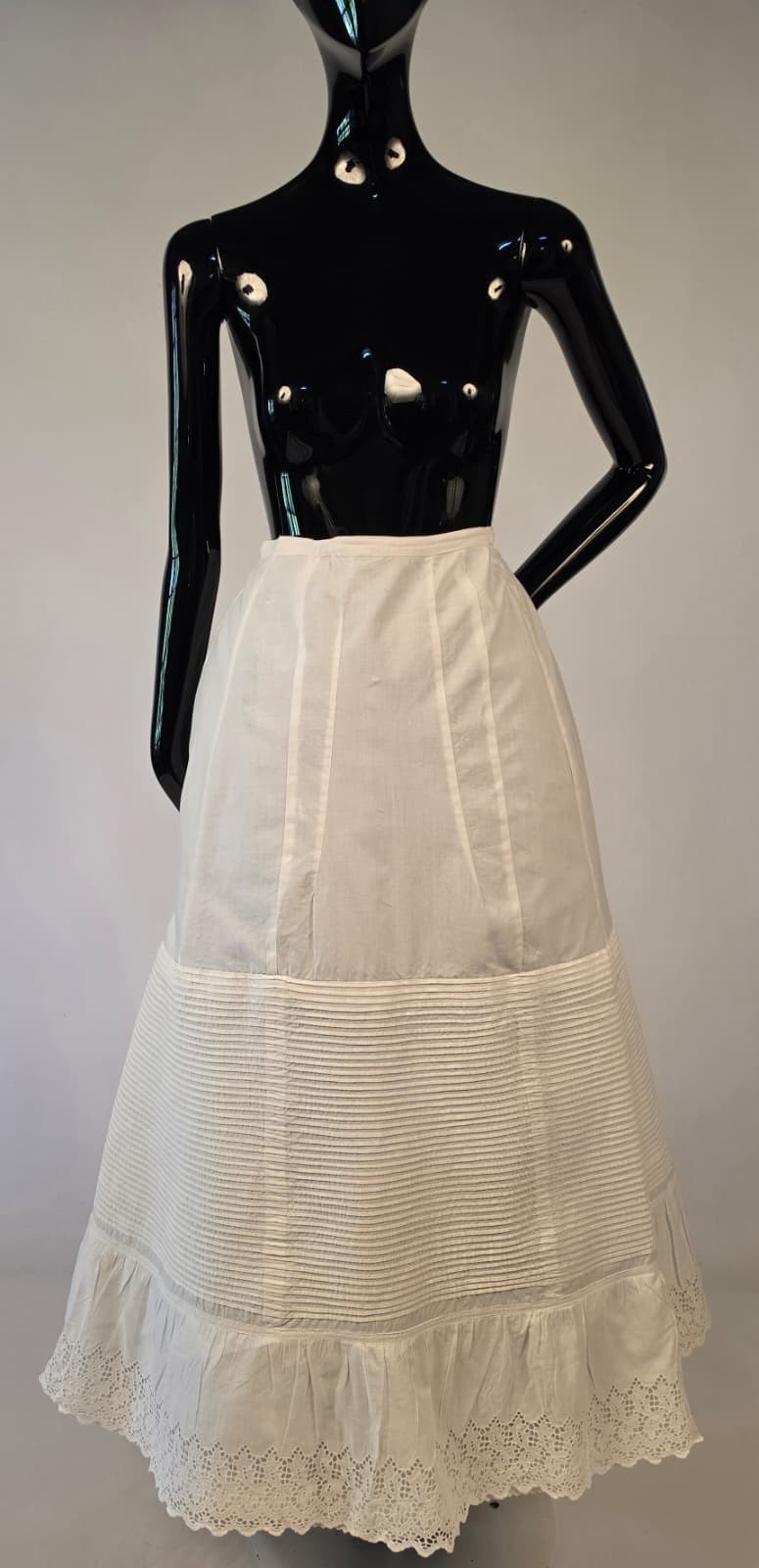 VICTORIAN 19TH CENTURY PETTICOAT W PLEATS & CUTWORK BOTTOM SWEEP