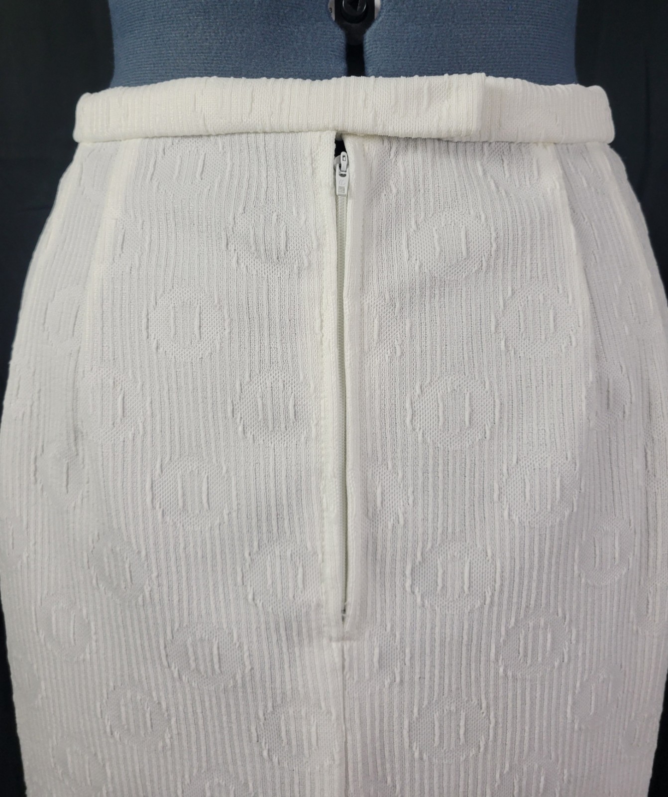 Vtg Handmade Creamy White Fitted Skirt w Textured „O” Pattern Size M? 30″ Waist