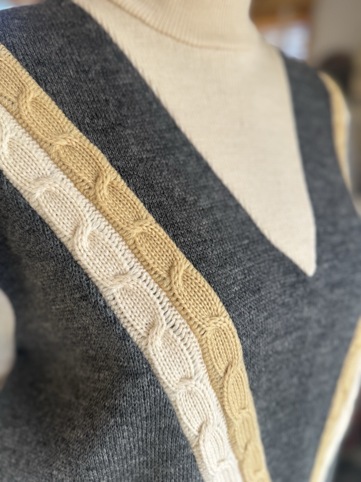 Vintage ‘70’s Knit Sweater 100% Wool, Campbells So. California, XL Neutrals