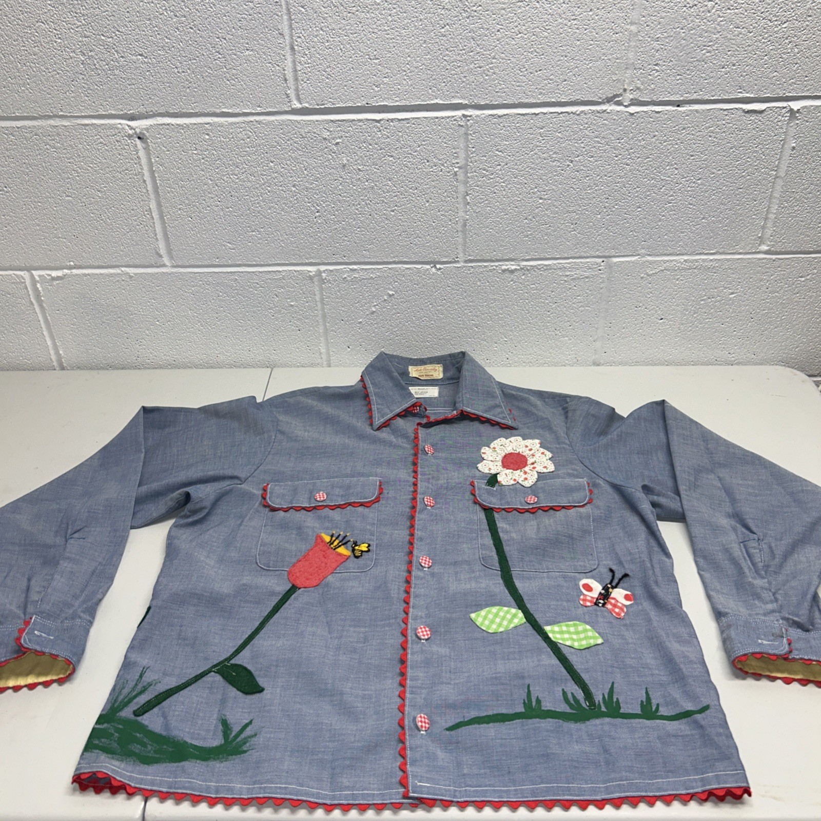 VTG Chambray Hand Embroidered Shirt Blue Floral Bee Holly Hobby Big Mac Med E4