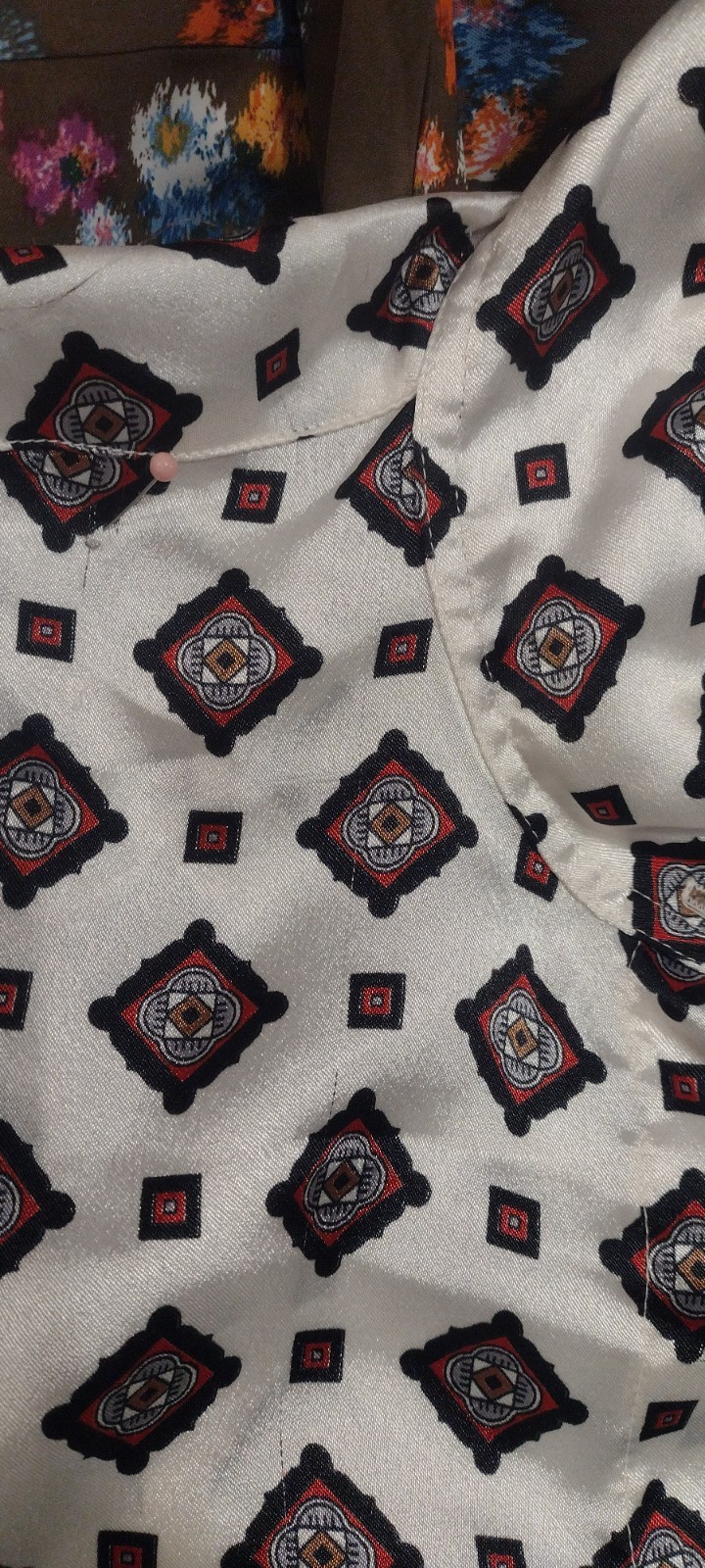 VTG JH COLLECTIBLES White Blouse 8 GUC Black Red Diamond Foulard Long Sleeve